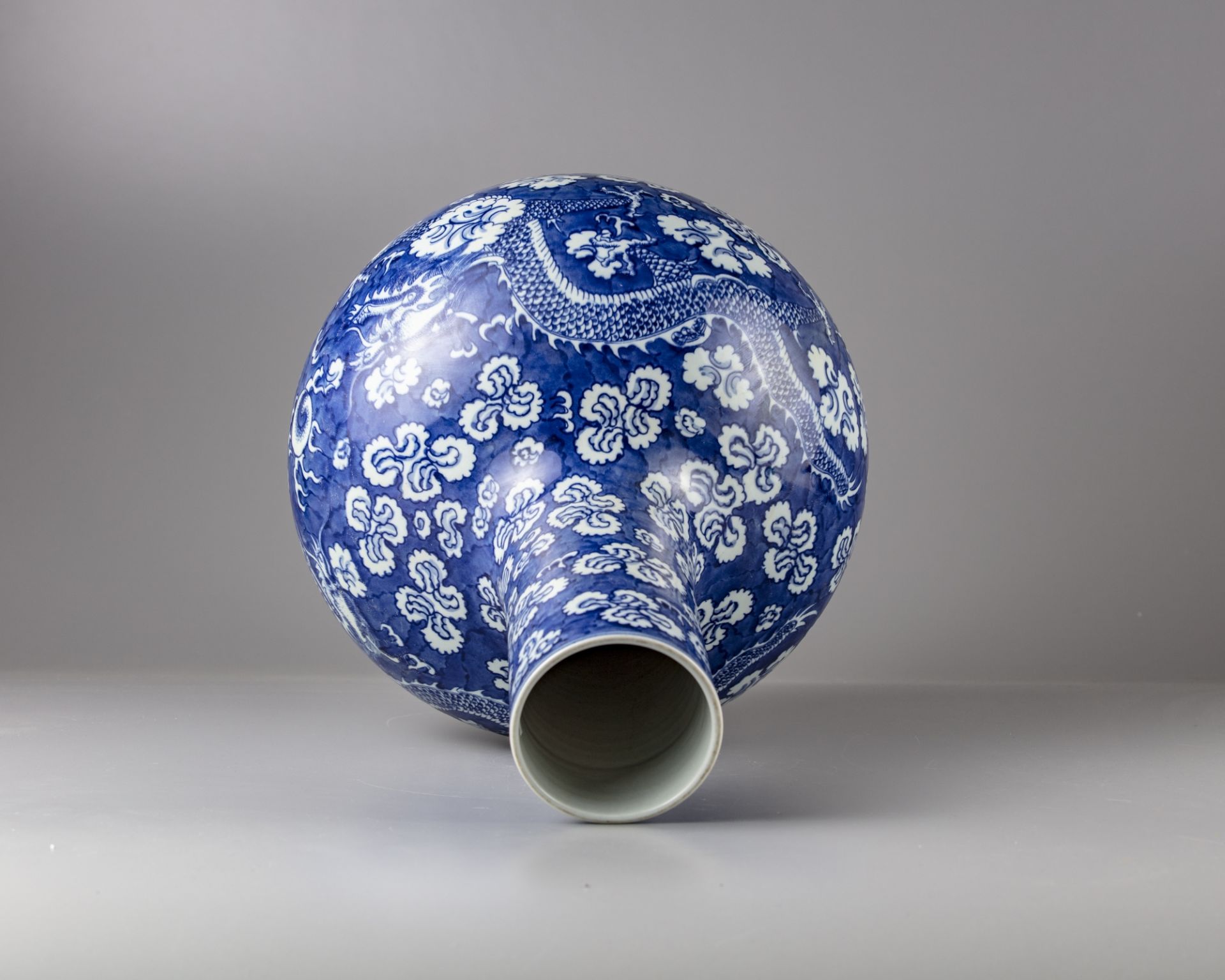 A blue and white 'dragon' bottle vase - Image 5 of 5