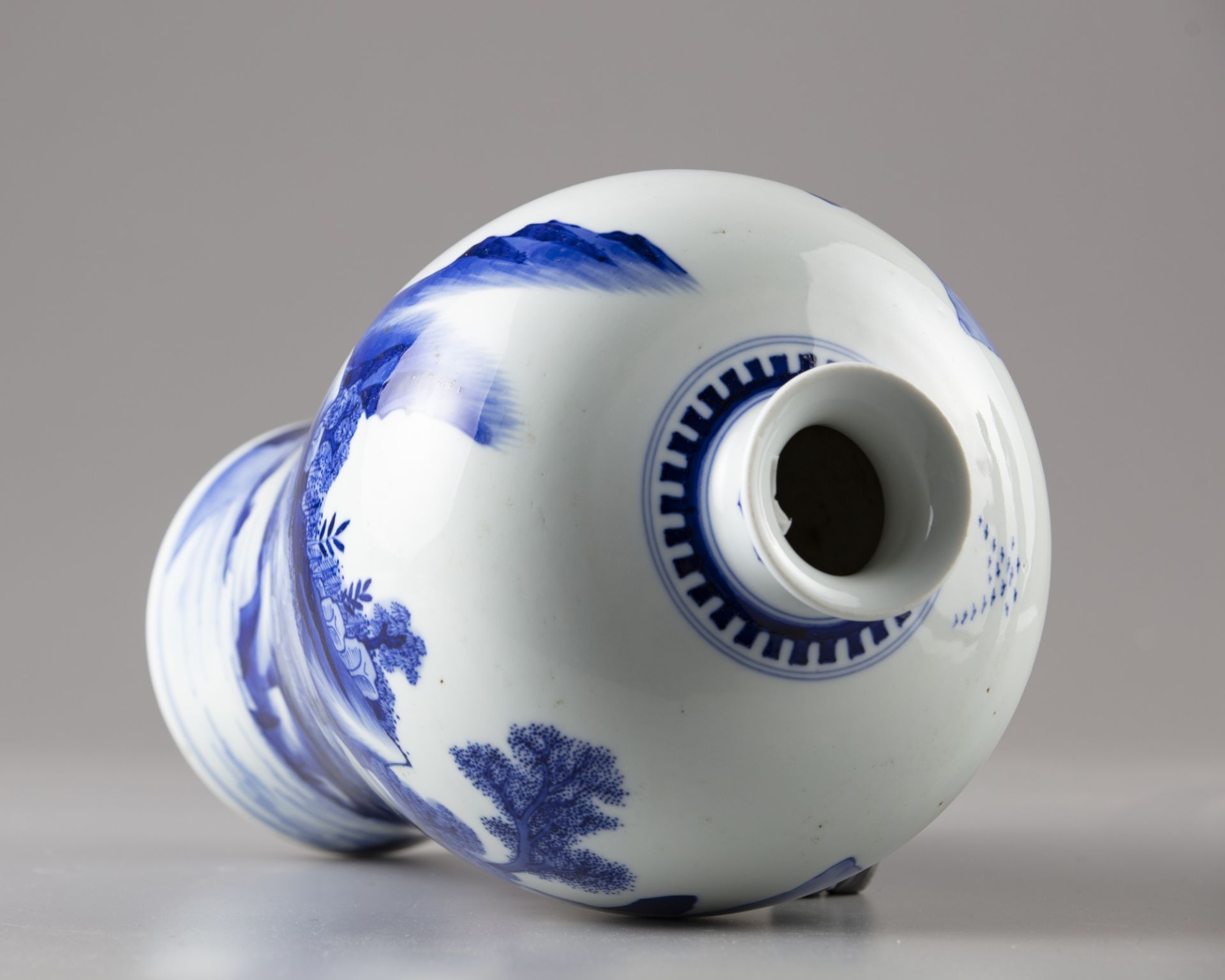 A blue and white meiping vase - Image 5 of 5