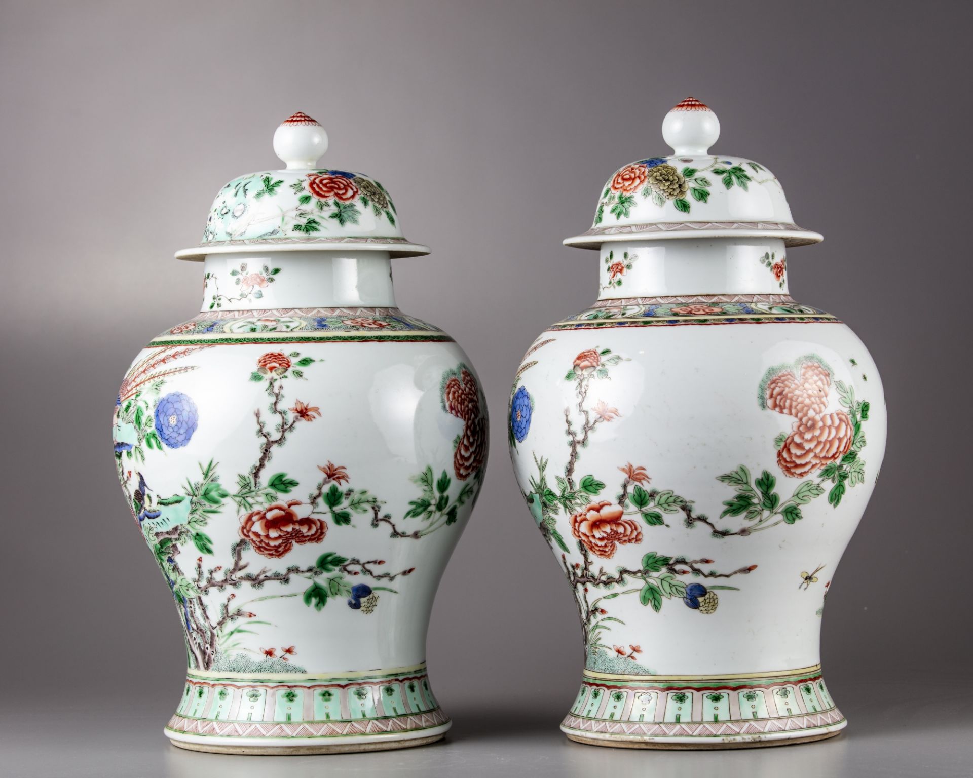 A pair of famille verte vases with cover - Image 4 of 6