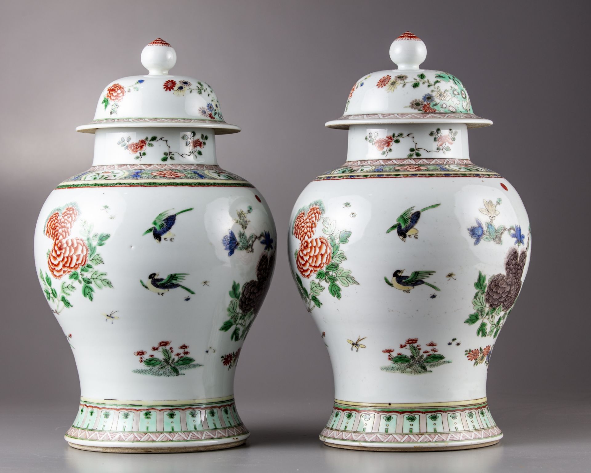 A pair of famille verte vases with cover - Image 3 of 6