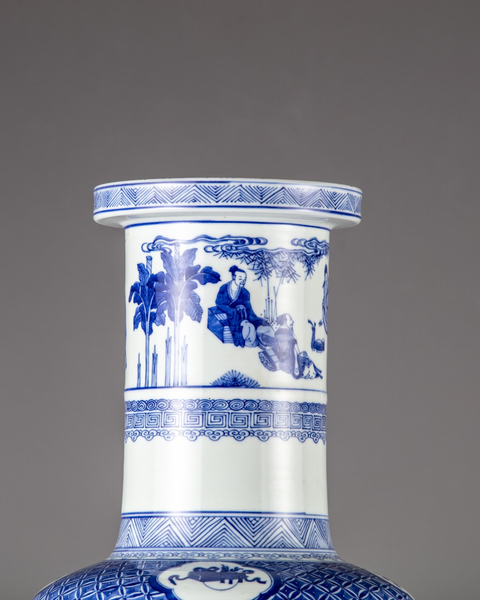 A blue and white rouleau vase - Image 7 of 11