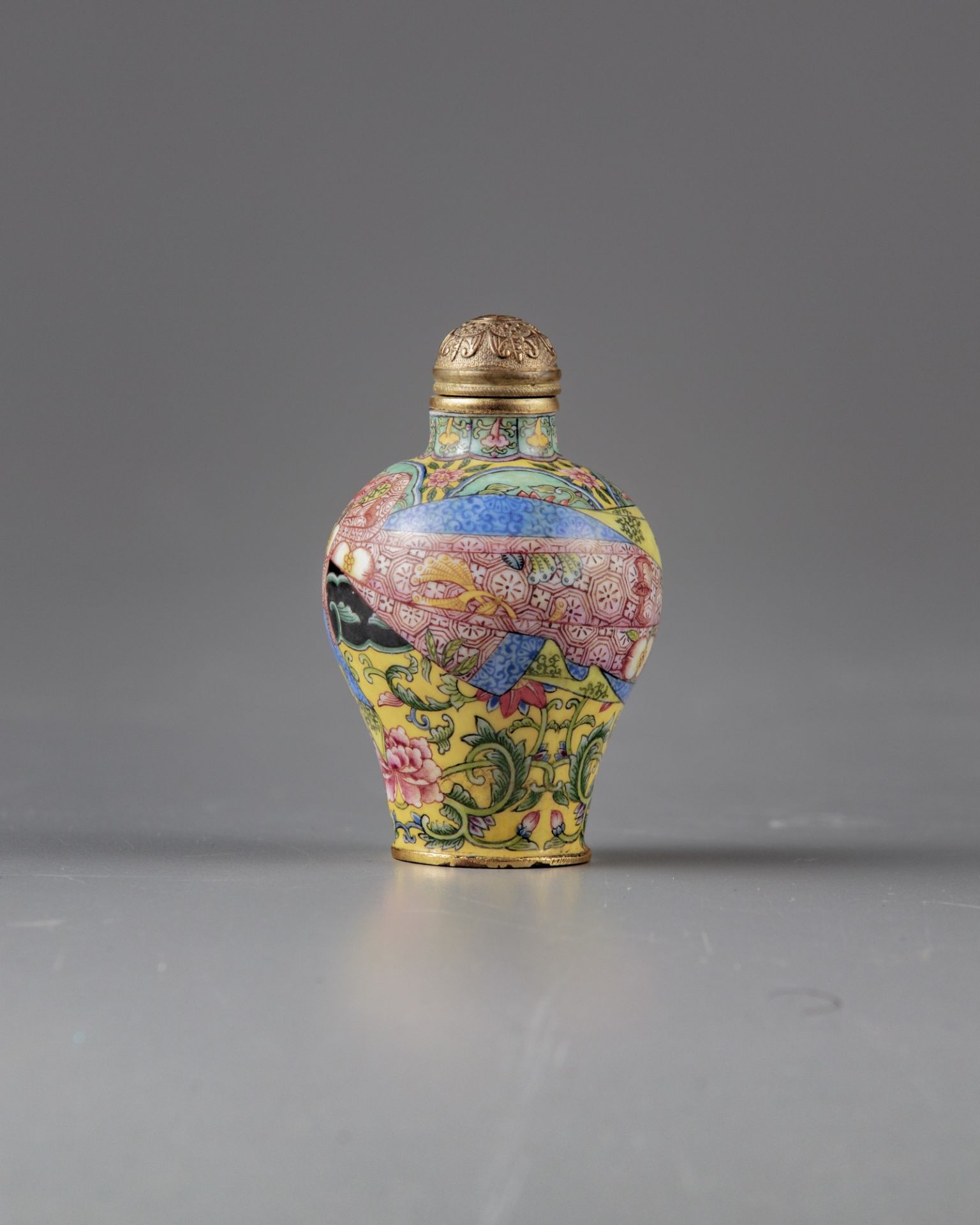 A small Chinese painted enamel trompe l'oeil snuff bottle - Image 2 of 4