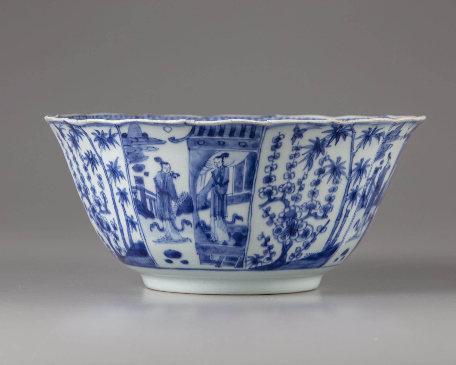 A Chinese blue and white barbed rim bowl - Image 2 of 5