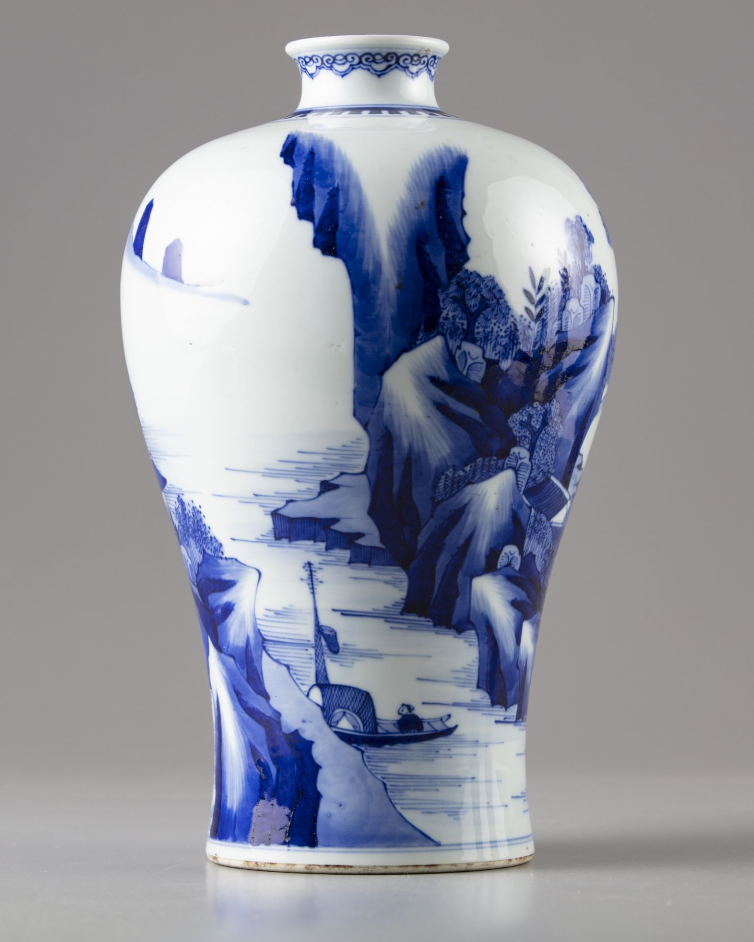 A blue and white meiping vase - Image 3 of 5