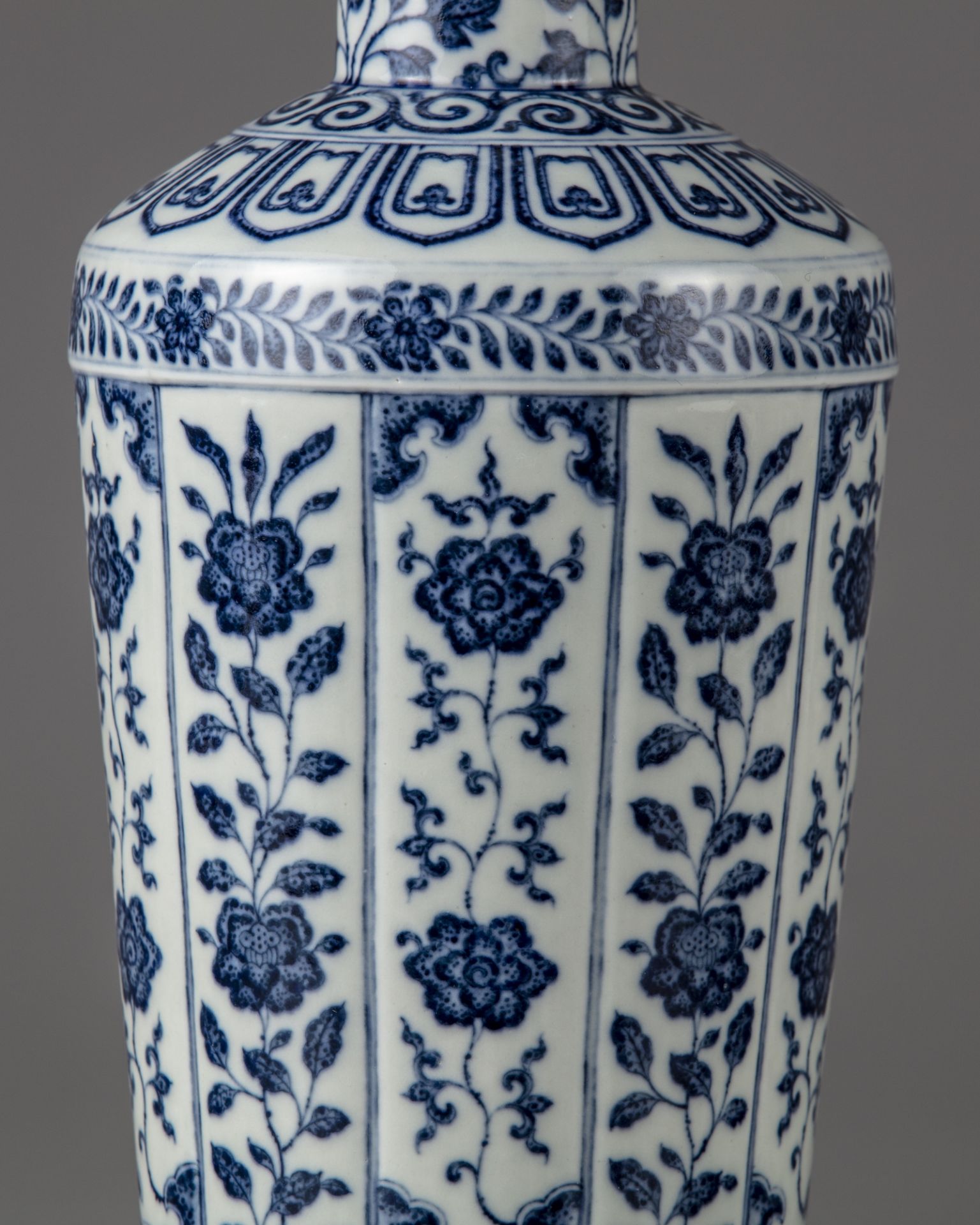 A Chinese bottle shaped vase - Bild 9 aus 11