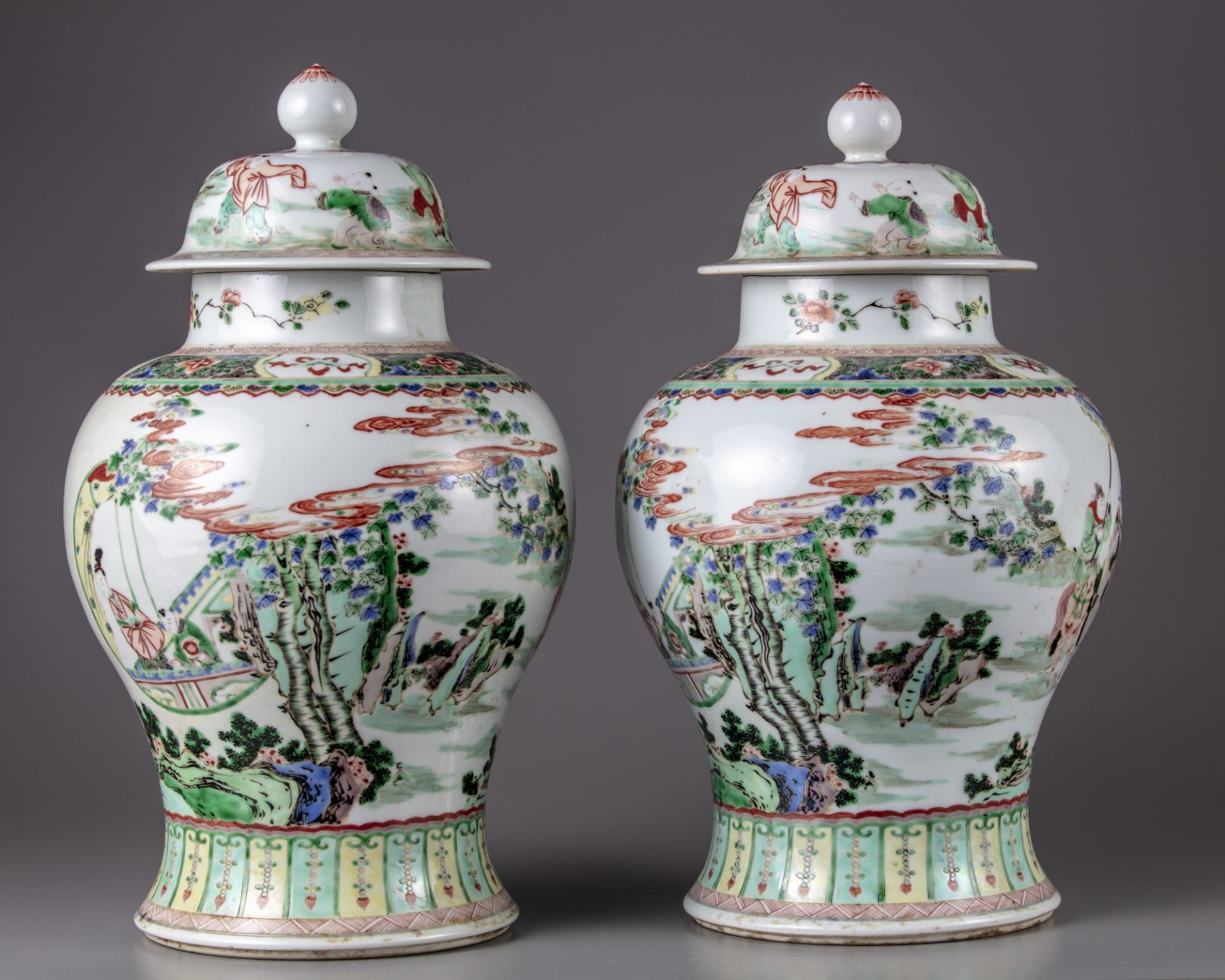 A pair of famille verte vases with cover - Image 5 of 8
