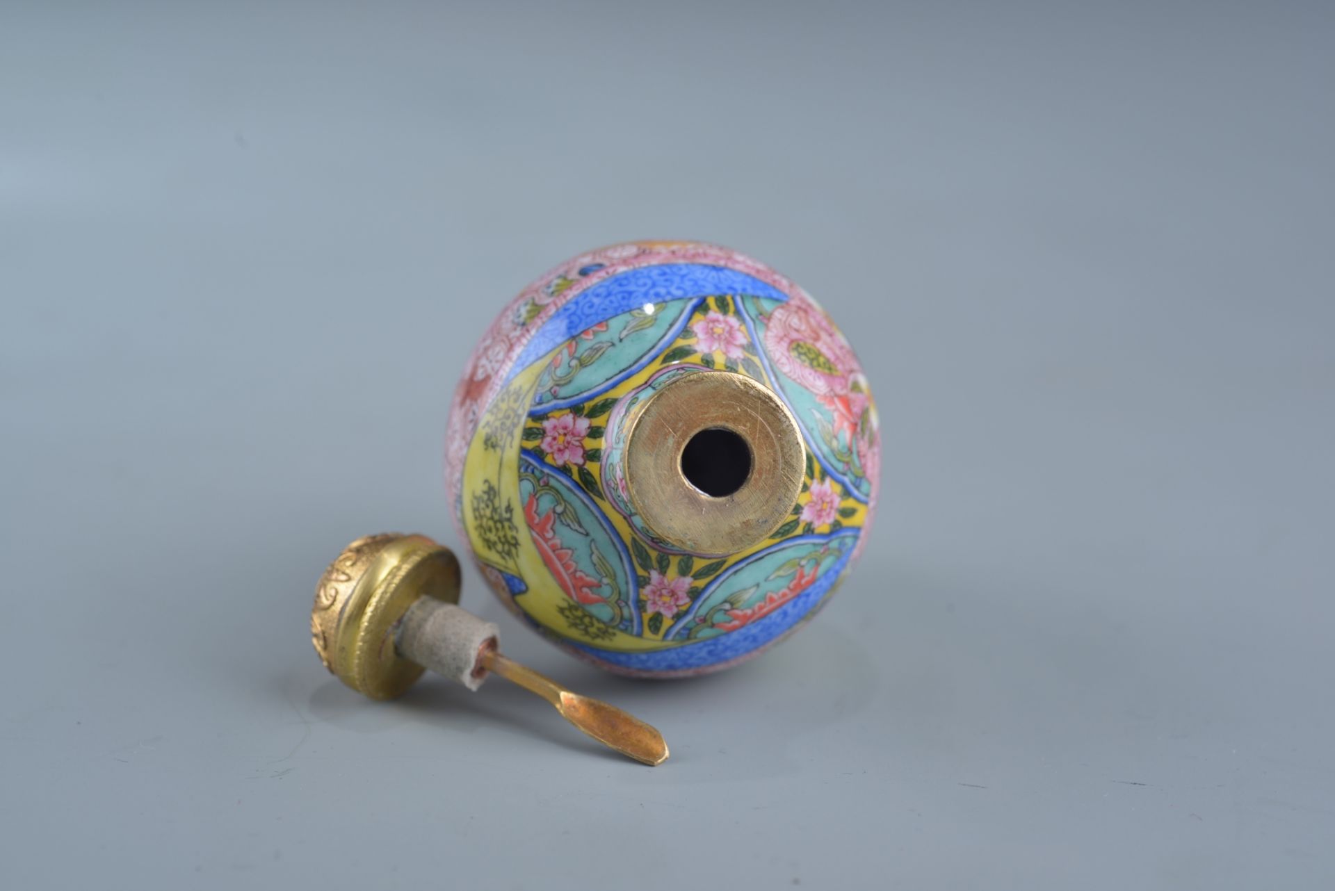 A small Chinese painted enamel trompe l'oeil snuff bottle - Image 4 of 4