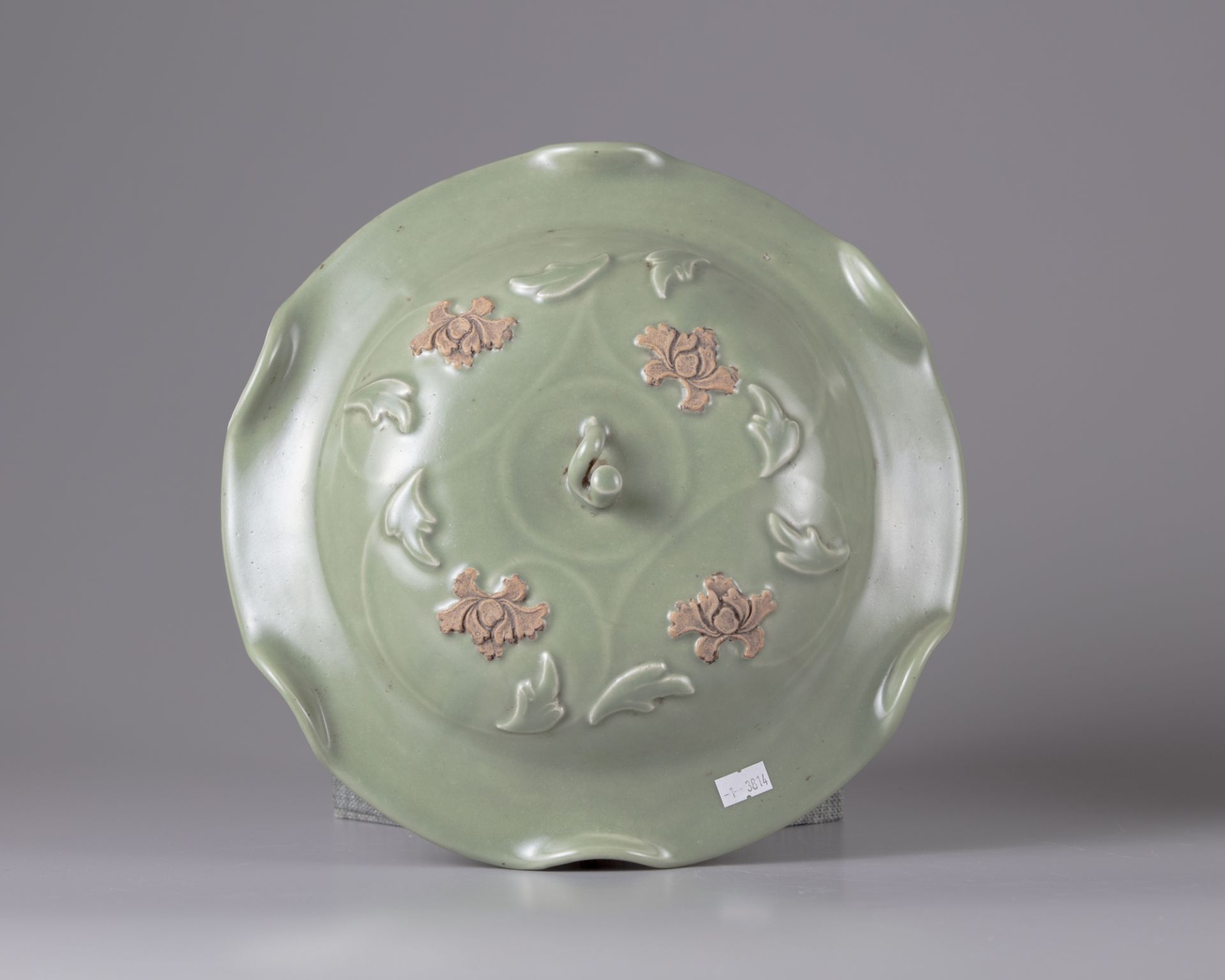 A celadon glazed jar and cover - Image 3 of 5