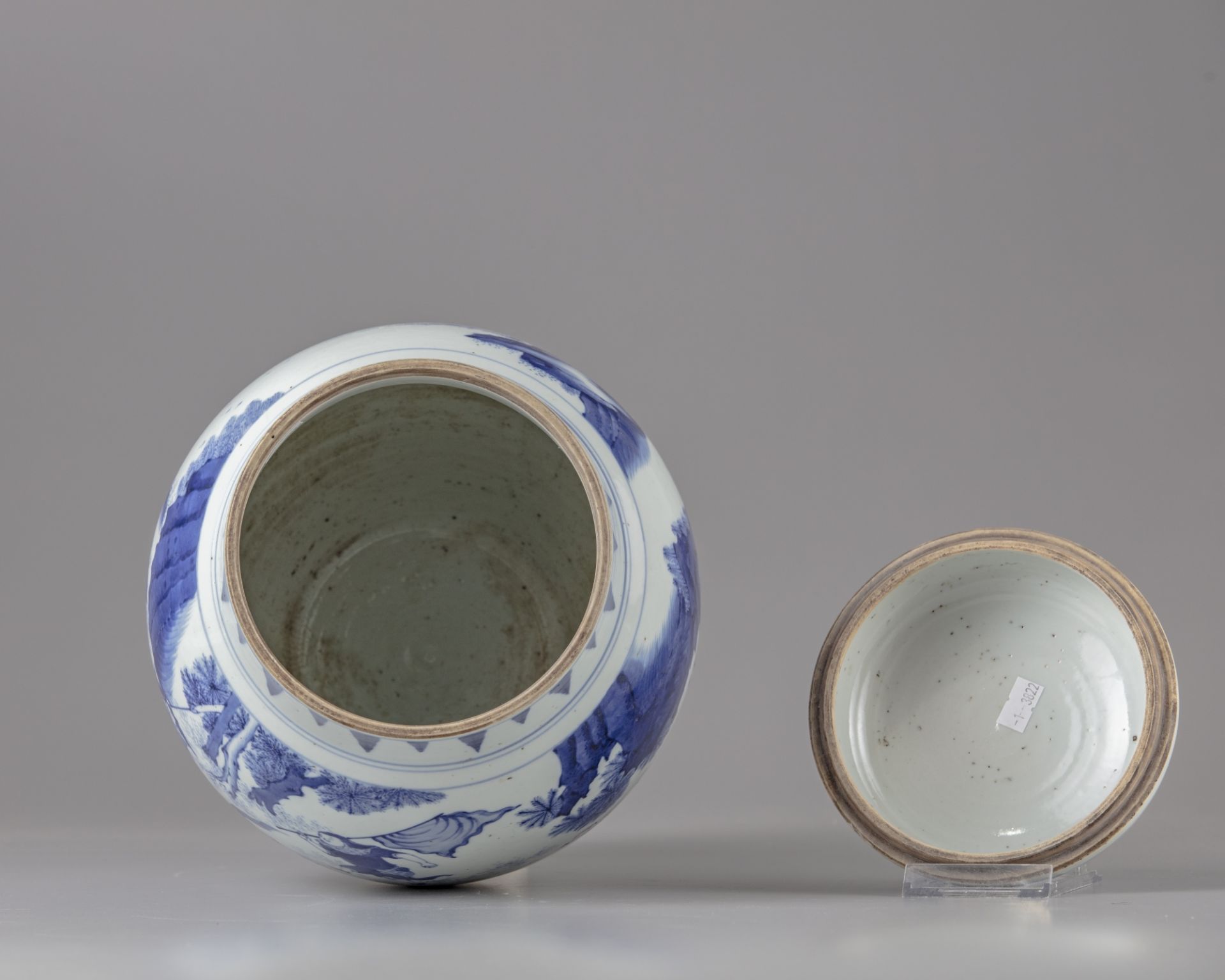 A blue and white pot and cover - Image 4 of 5