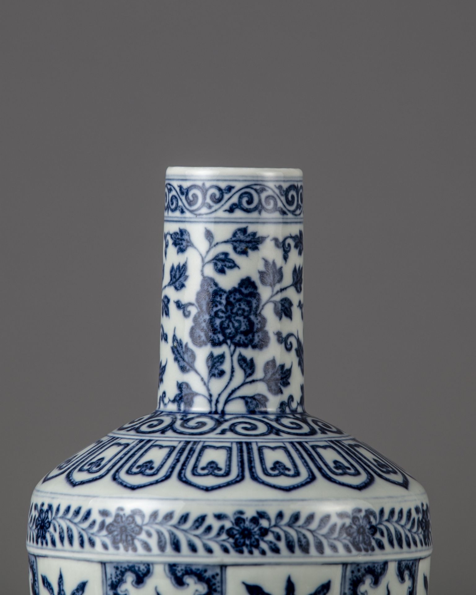 A Chinese bottle shaped vase - Bild 6 aus 11