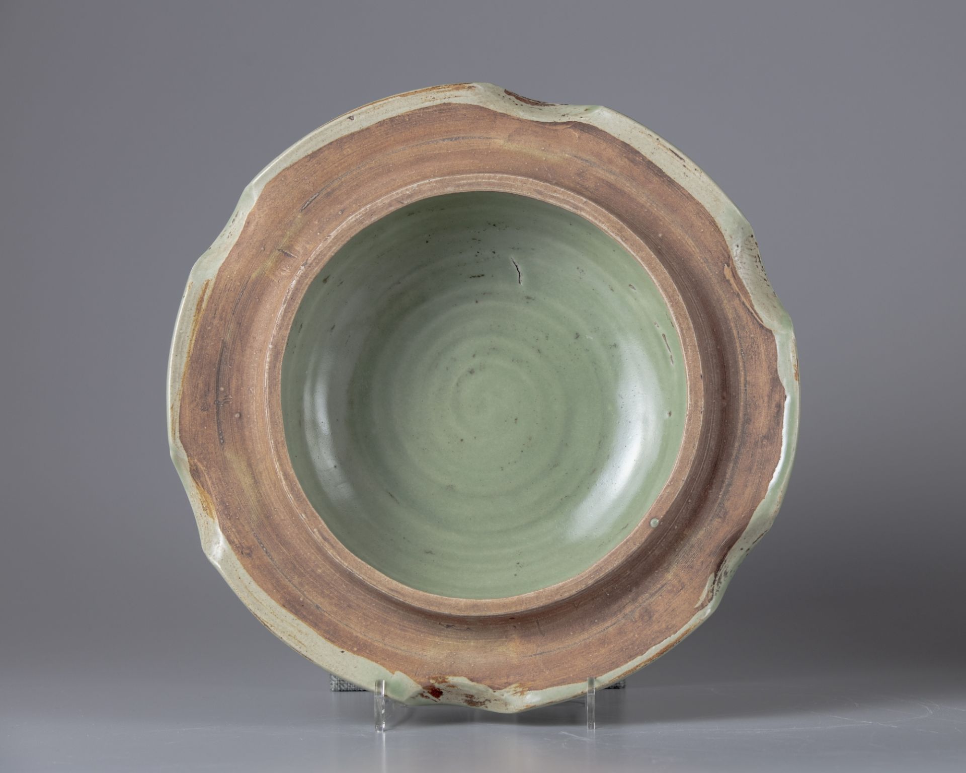 A celadon glazed jar and cover - Image 4 of 5