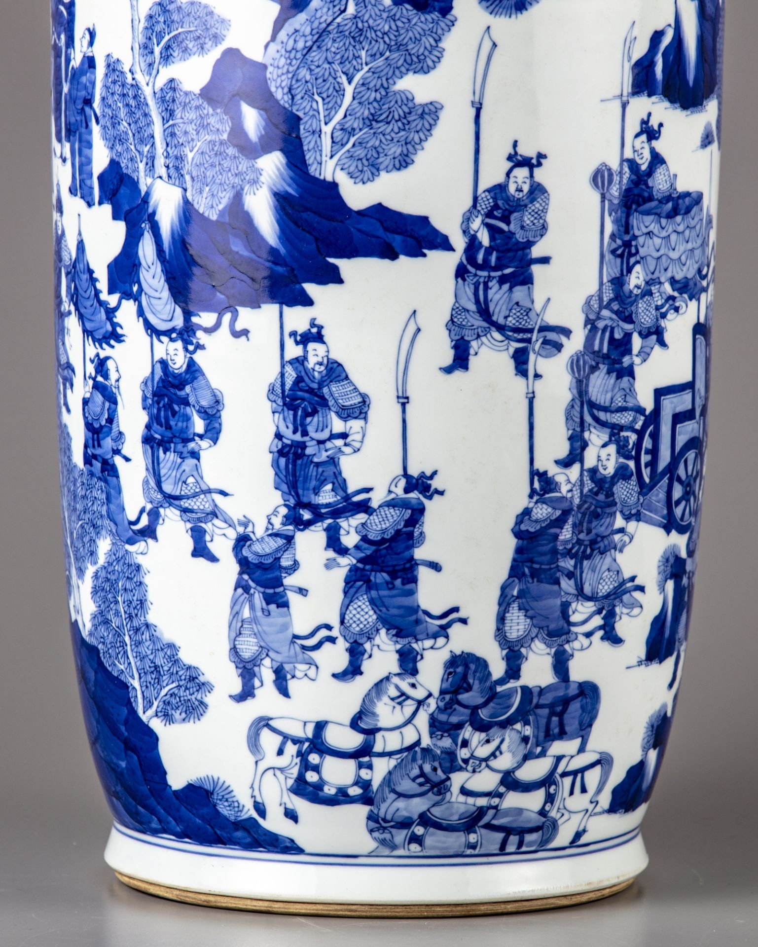 A blue and white rouleau vase - Image 10 of 11