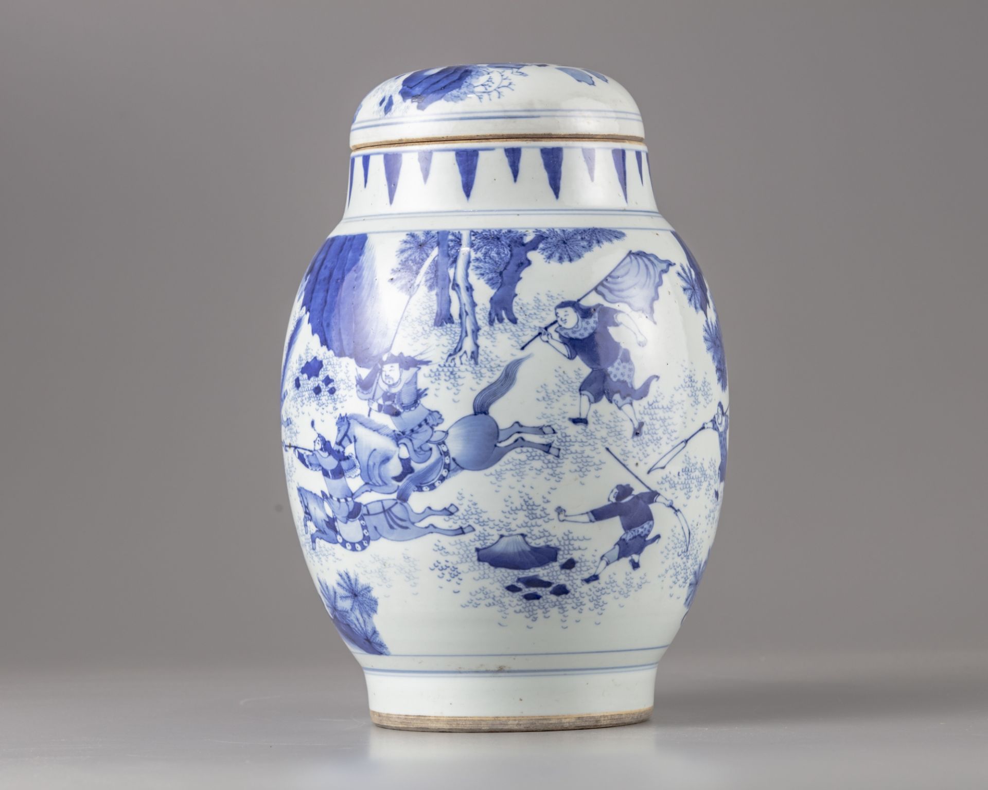 A blue and white pot and cover - Image 2 of 5