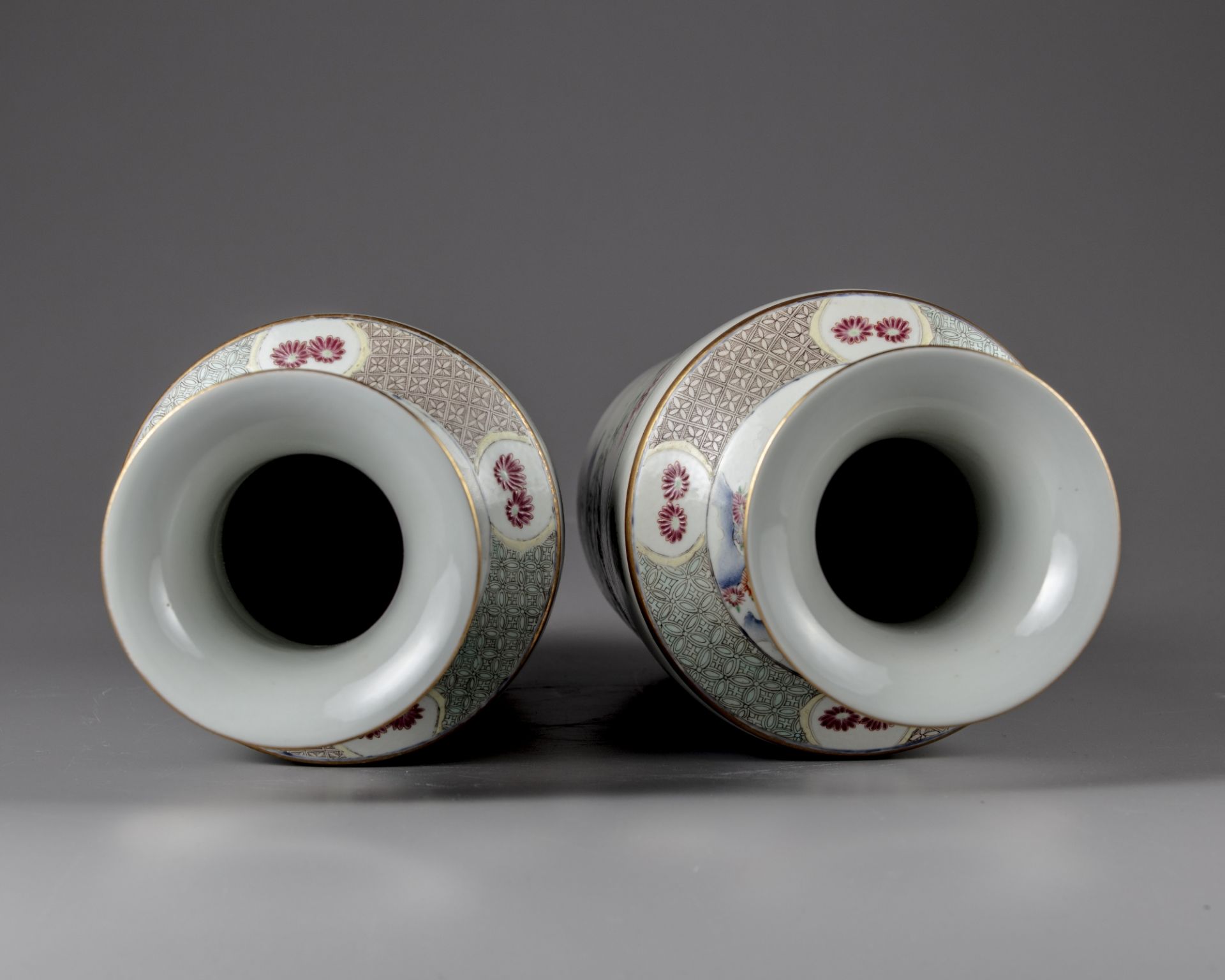 A pair of famille rose vases - Image 4 of 5