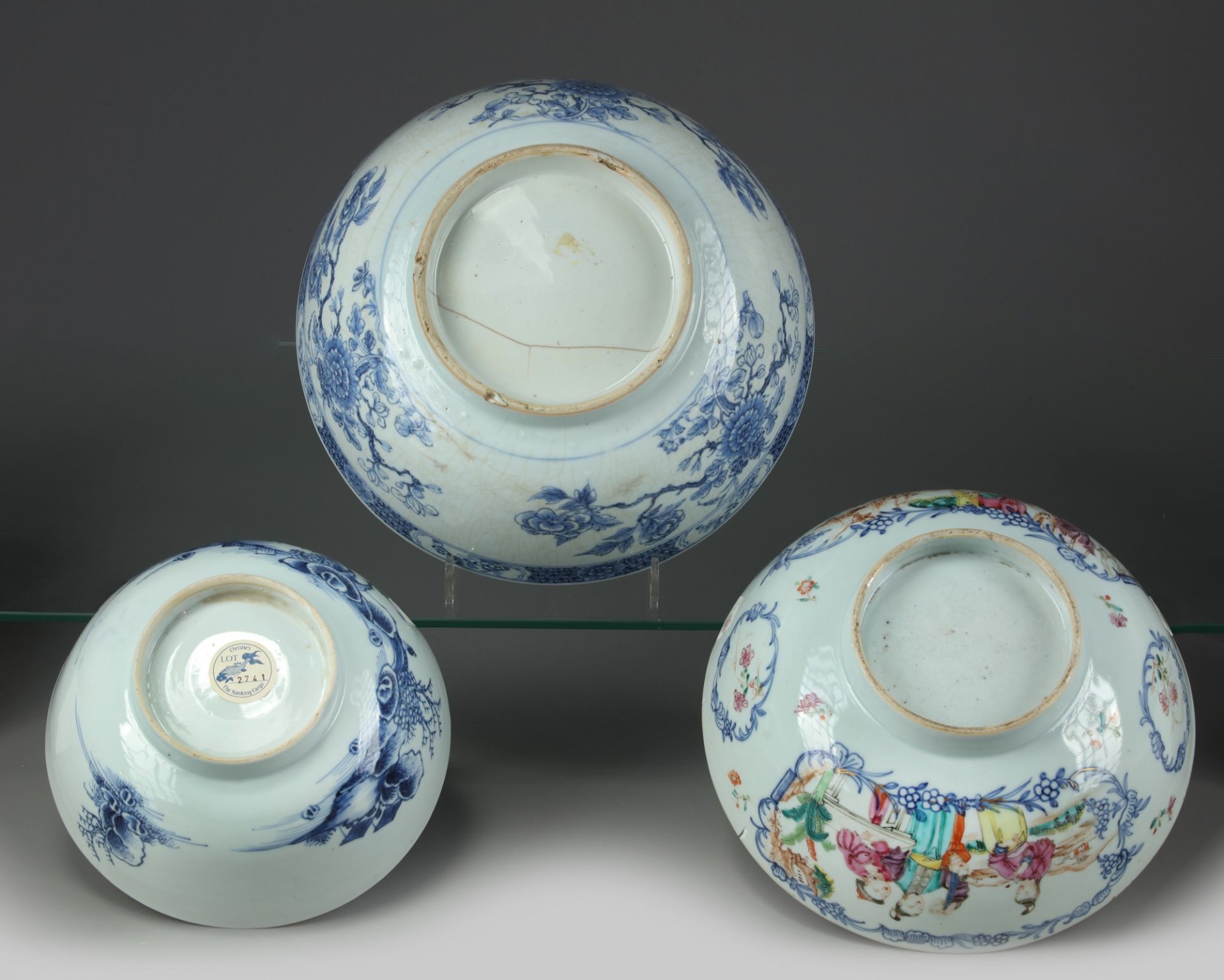 Two Chinese blue and white bowls and a famille rose bowl - Bild 5 aus 5