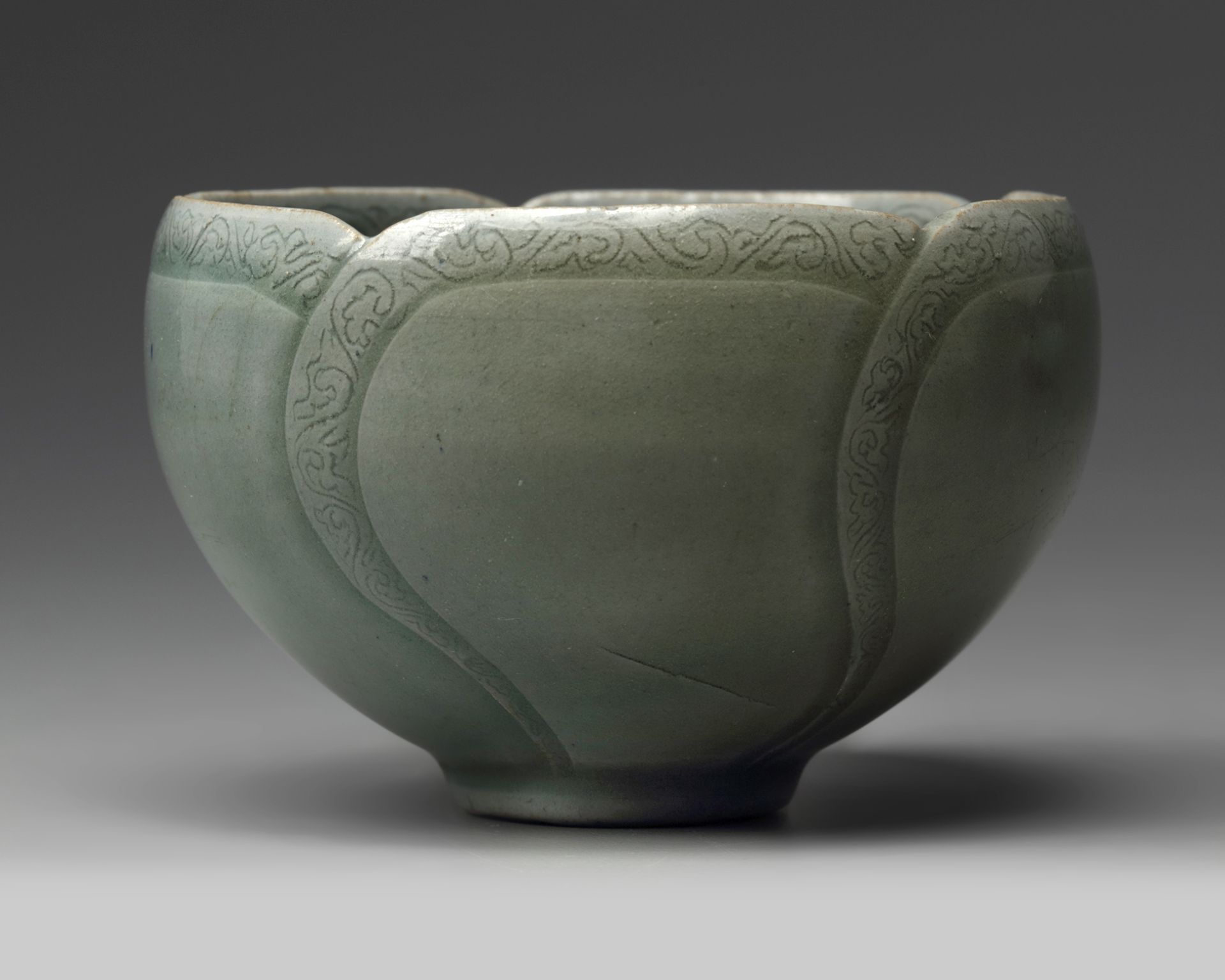 A Korean celadon-glazed floral lobed cup - Bild 2 aus 5