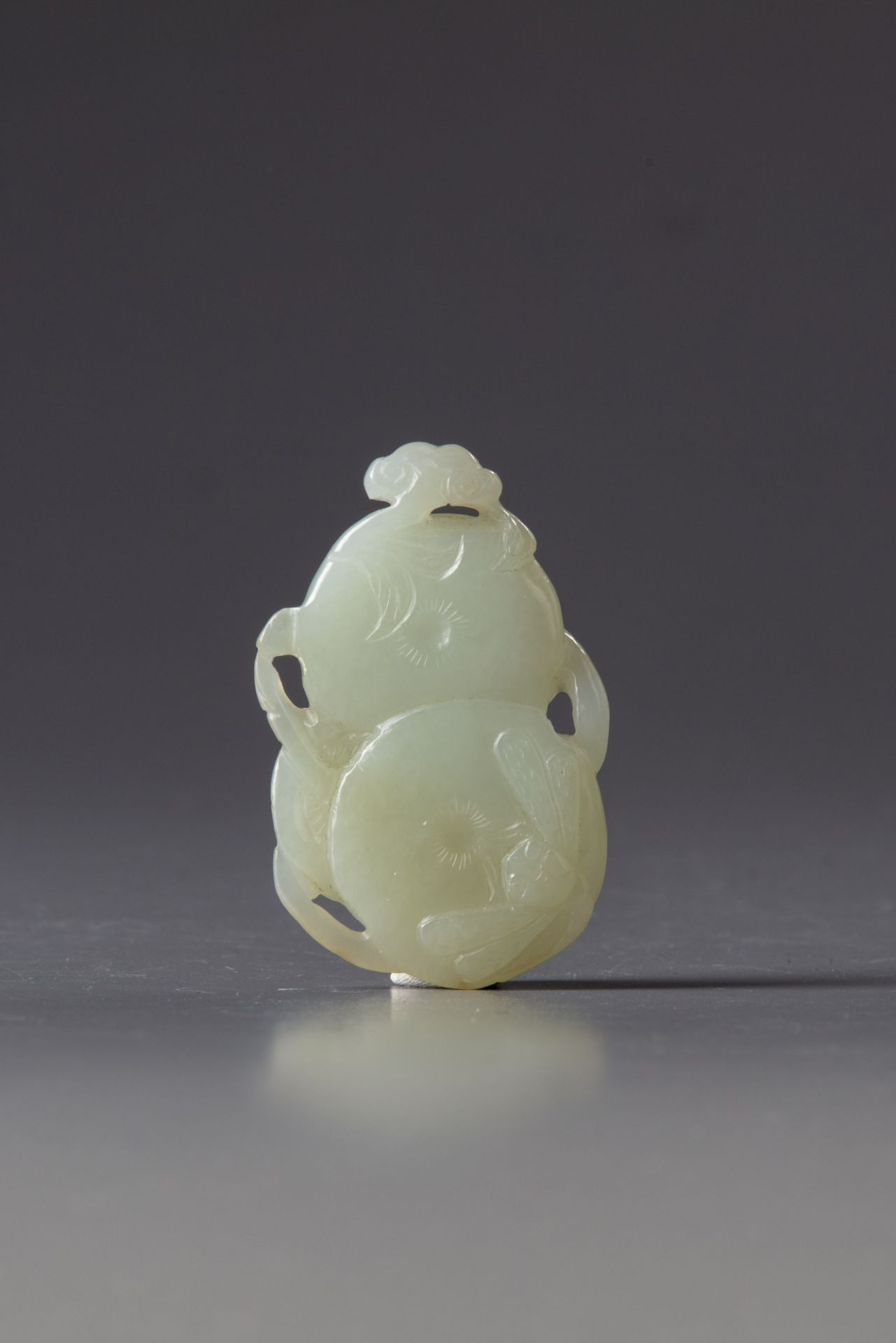 A Chinese white jade 'persimmon and dragonfly' carving - Bild 2 aus 2