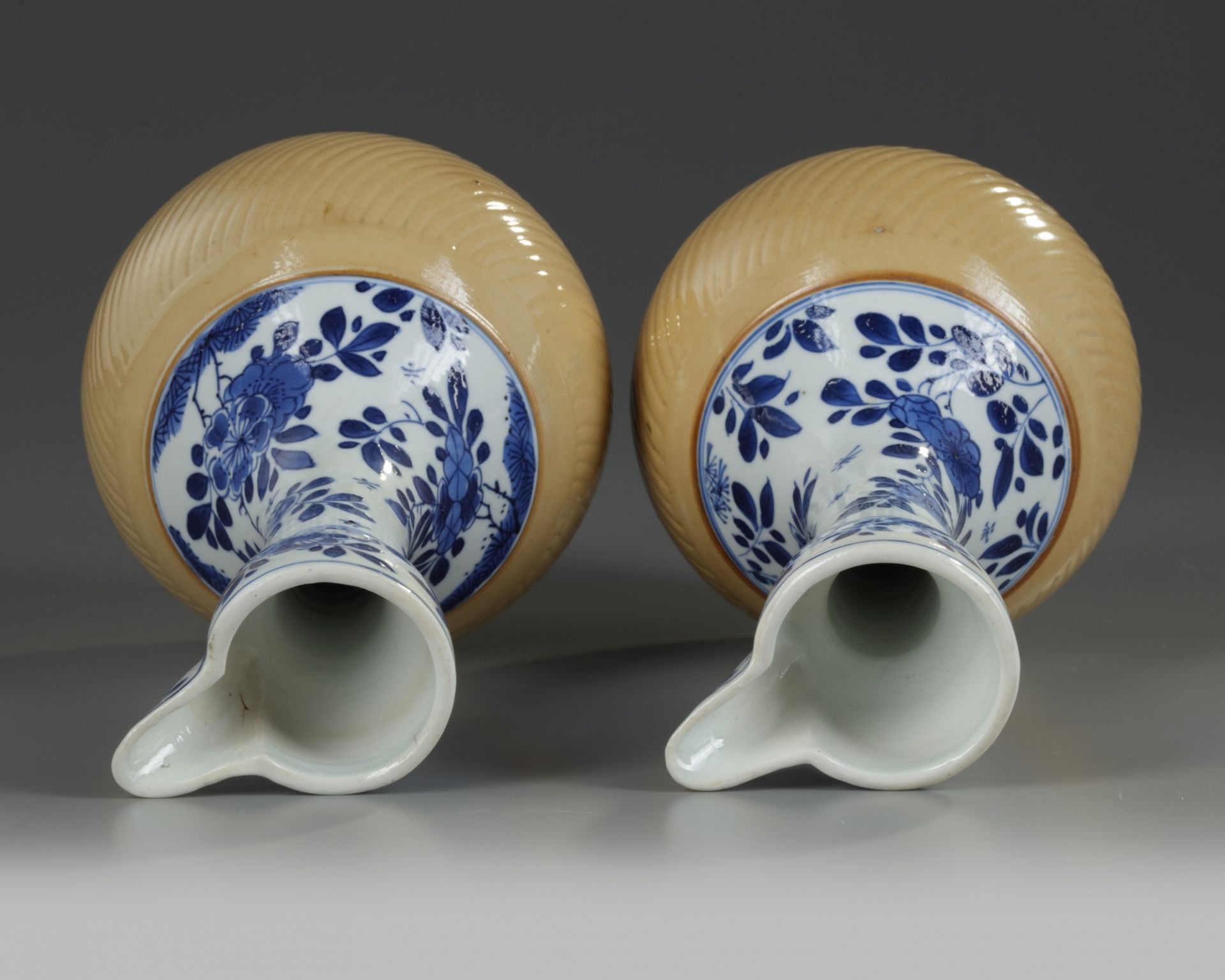 A pair of Chinese blue and white and cafe-au-lait glazed ewers - Bild 3 aus 4