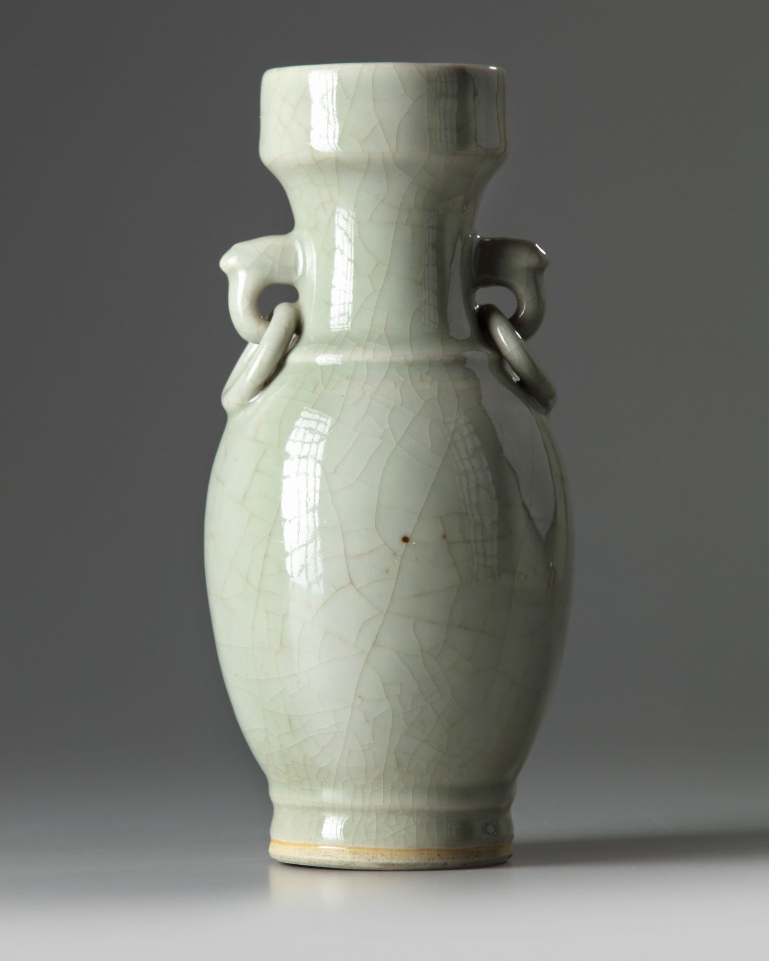 A Chinese celadon crackle-glazed vase - Bild 2 aus 5