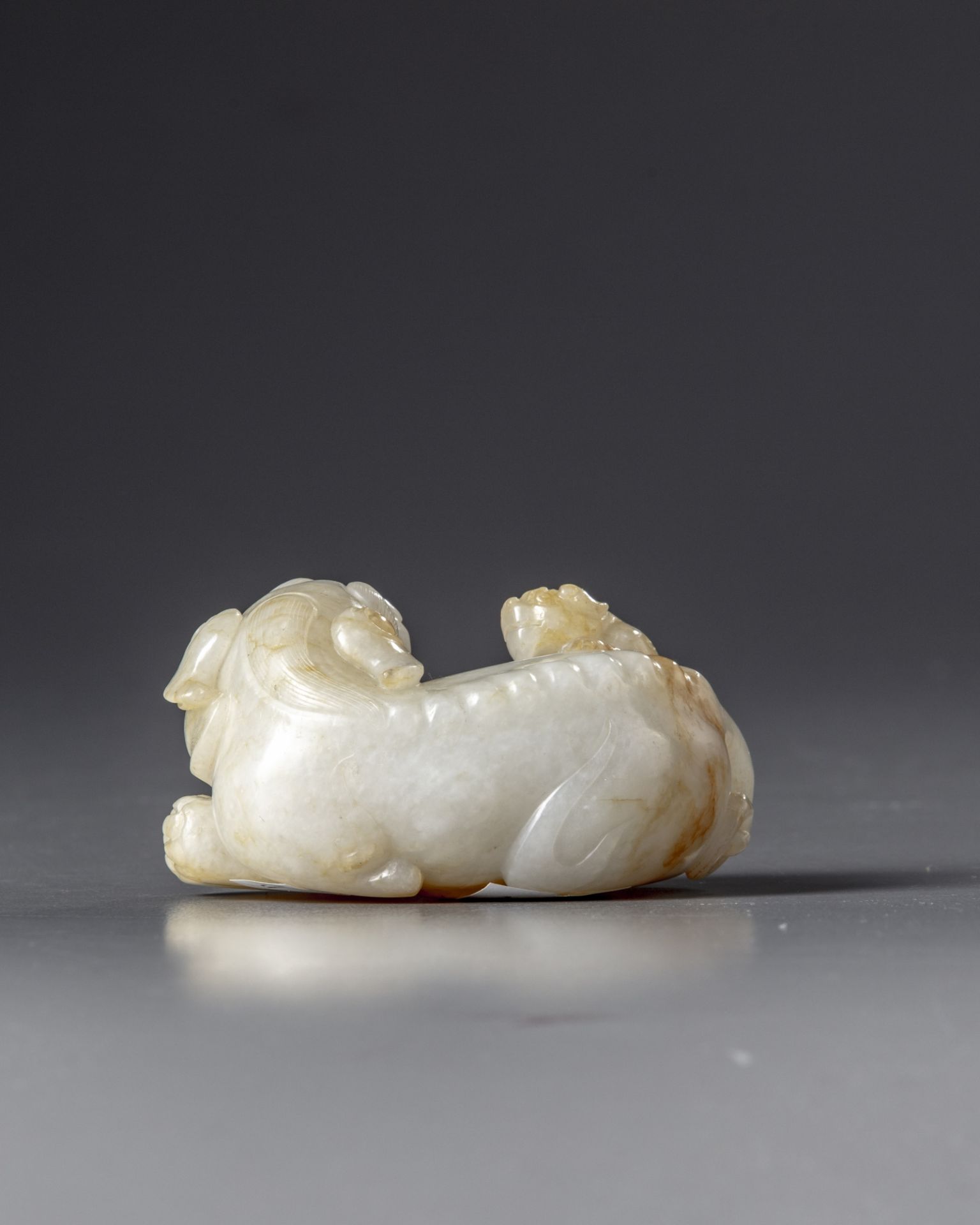 A Chinese jade carving of a Buddhist lion - Bild 2 aus 3