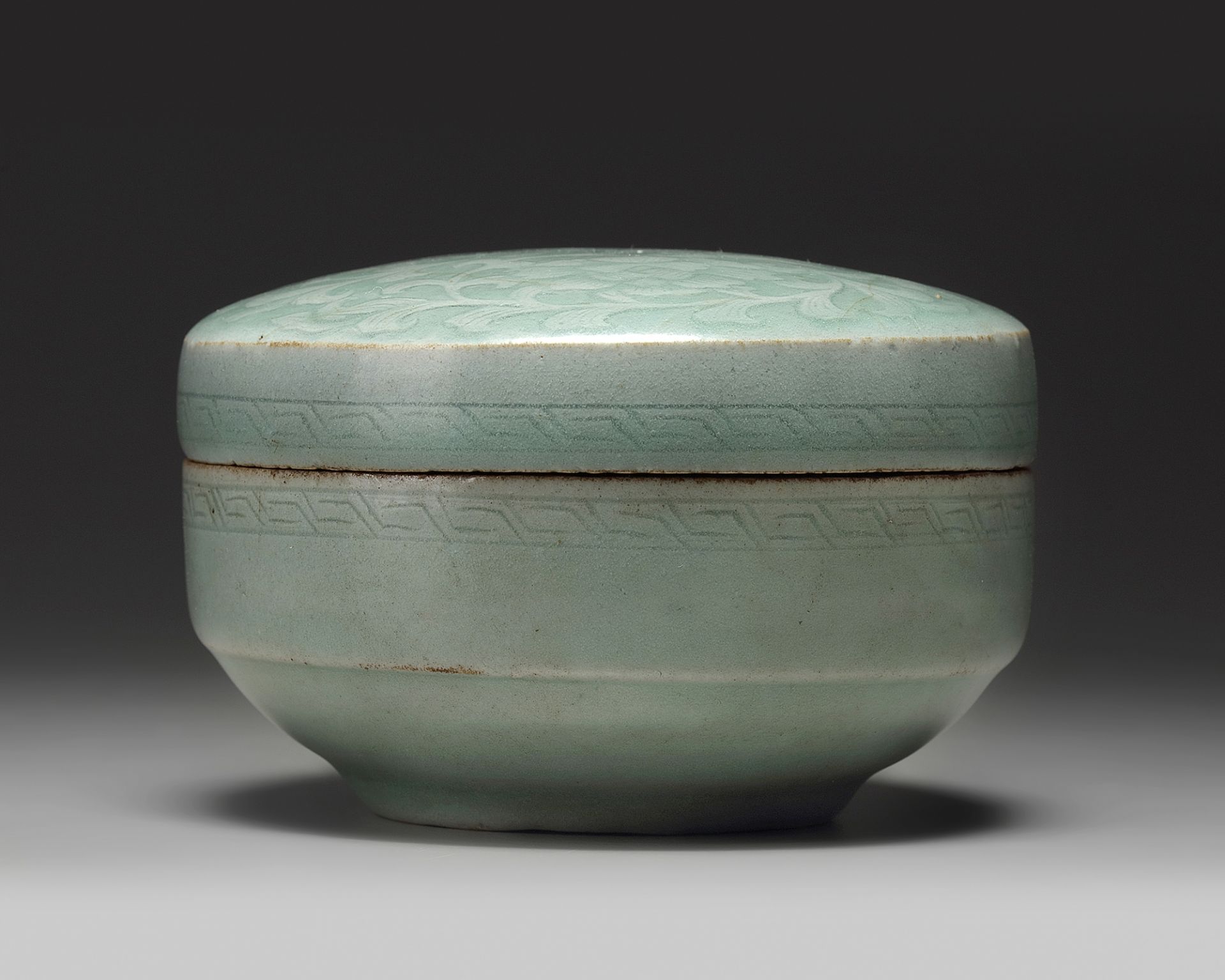 A Korean celadon-glazed ‘peonies’ round box and cover - Bild 4 aus 5