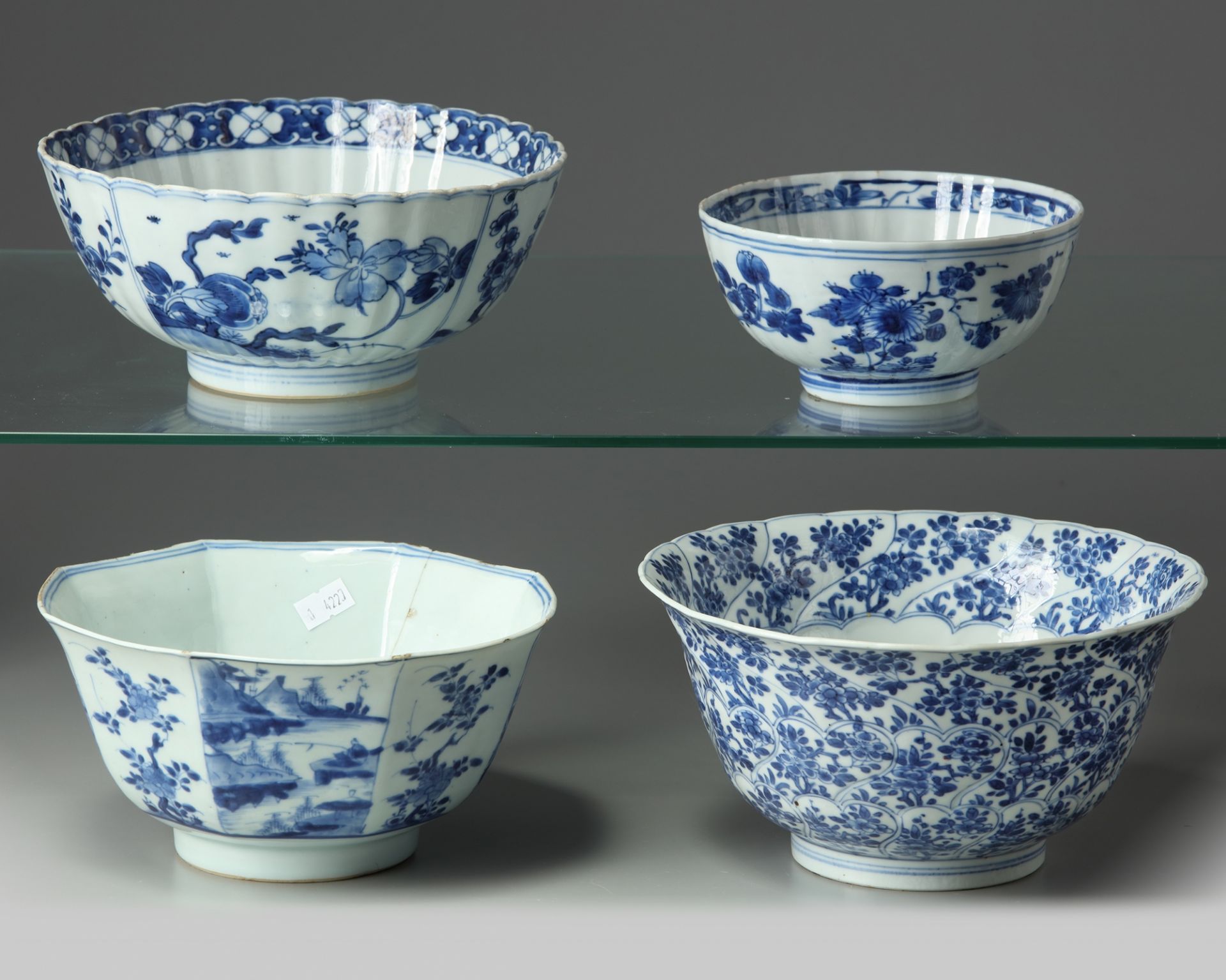 Four Chinese blue and white bowls - Bild 3 aus 5