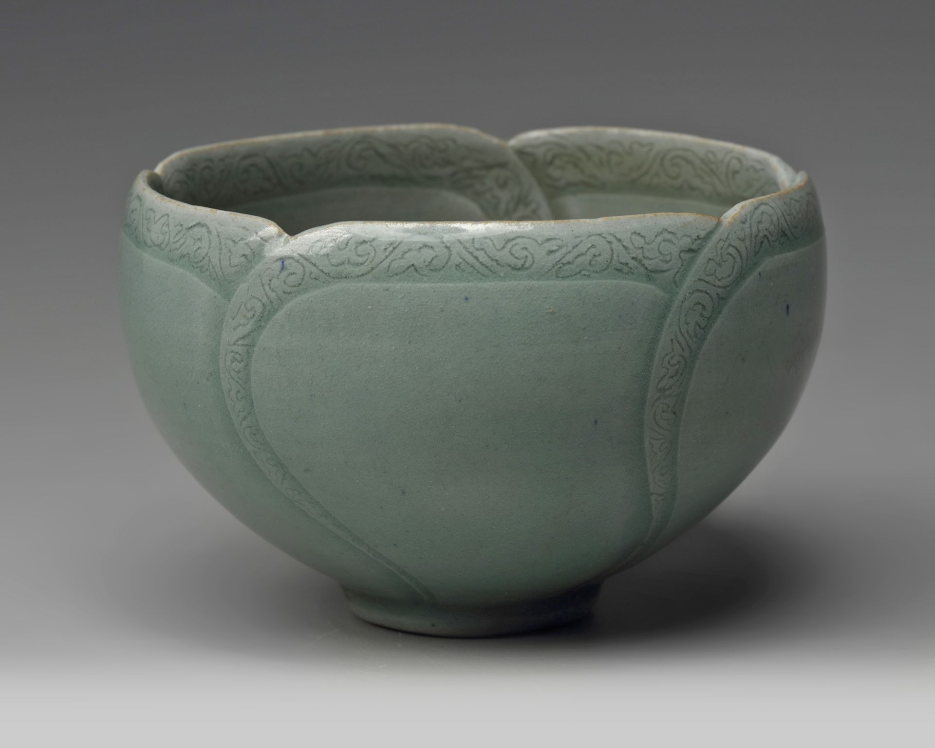A Korean celadon-glazed floral lobed cup - Bild 3 aus 5