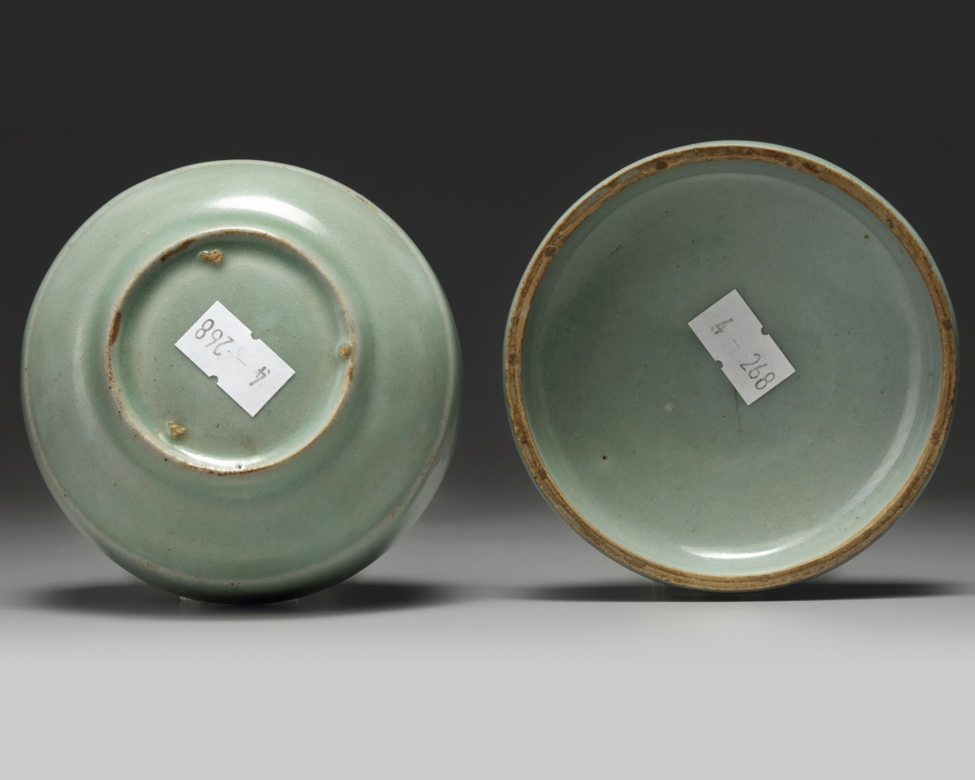 A Korean celadon-glazed ‘peonies’ round box and cover - Bild 5 aus 5