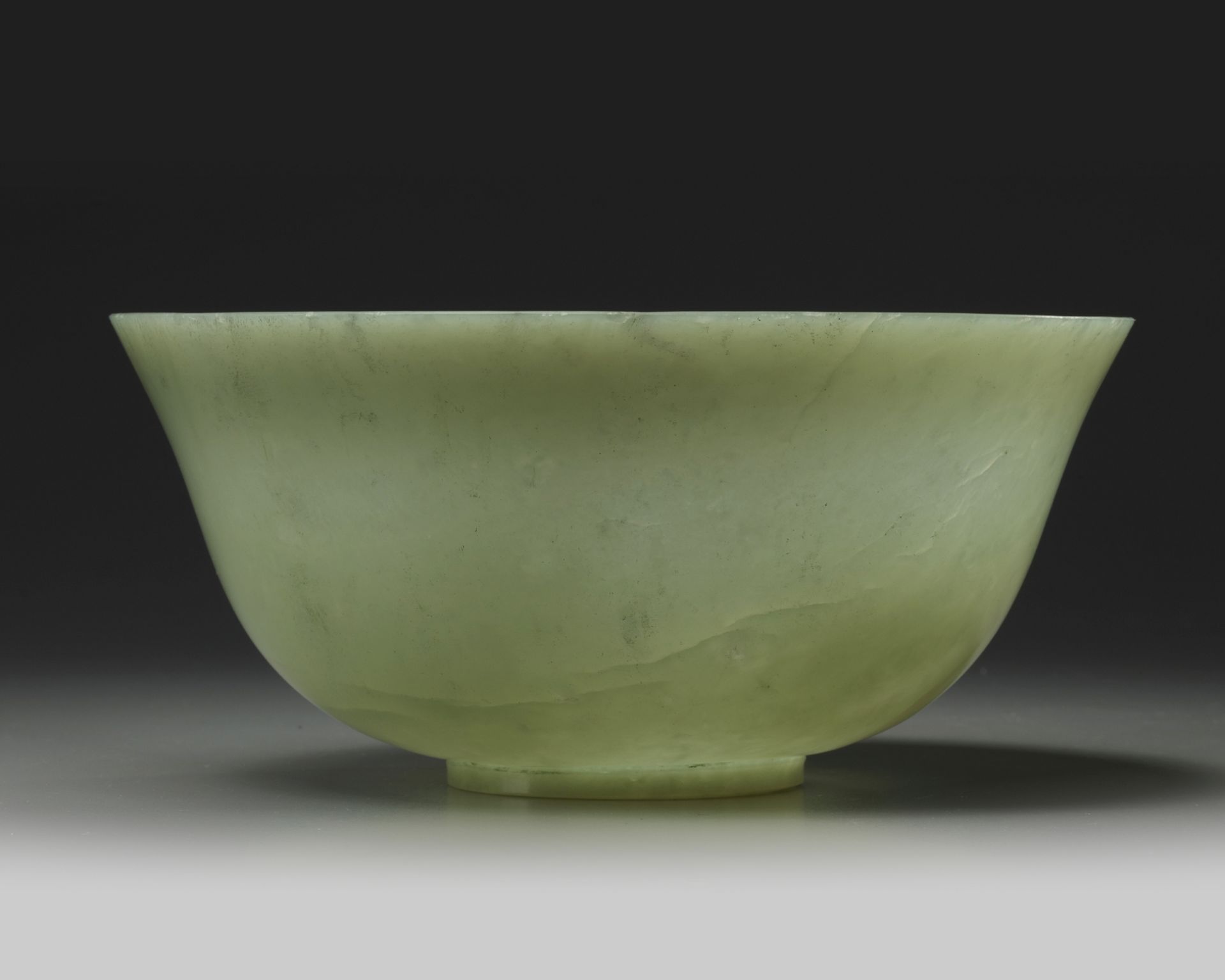 A Chinese green hardstone bowl - Bild 2 aus 5