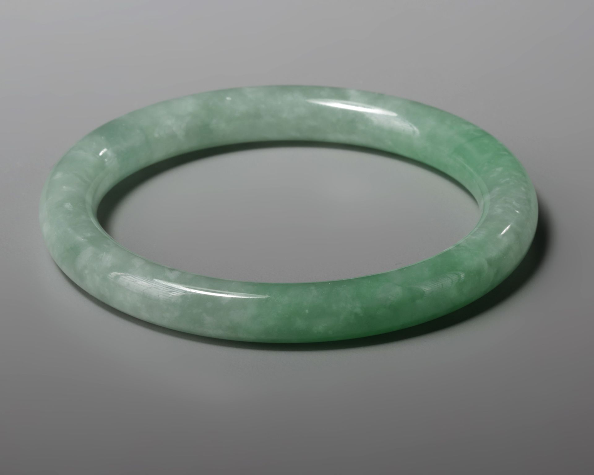 A Chinese jadeite bangle - Bild 2 aus 2