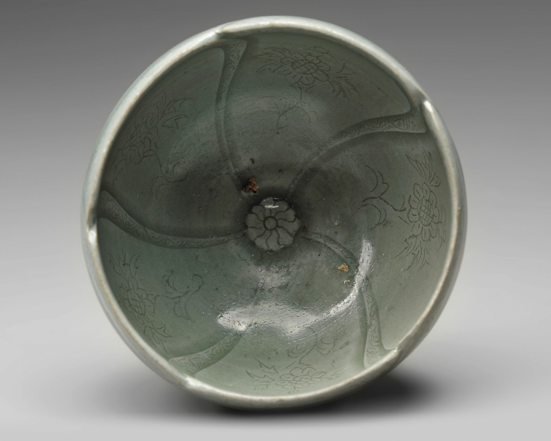A Korean celadon-glazed floral lobed cup - Bild 4 aus 5