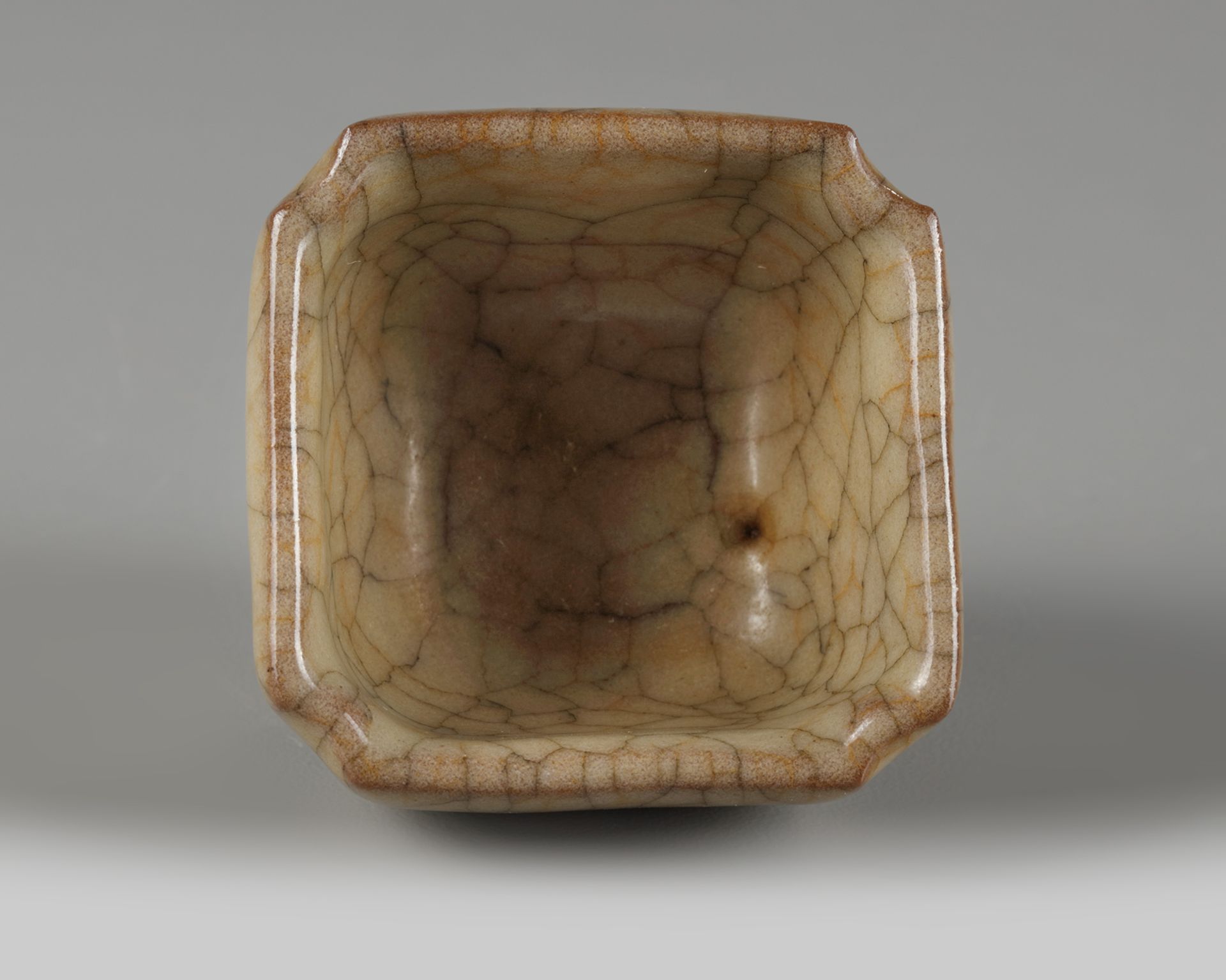 A Chinese crackle-glazed small square-section cup - Bild 5 aus 5