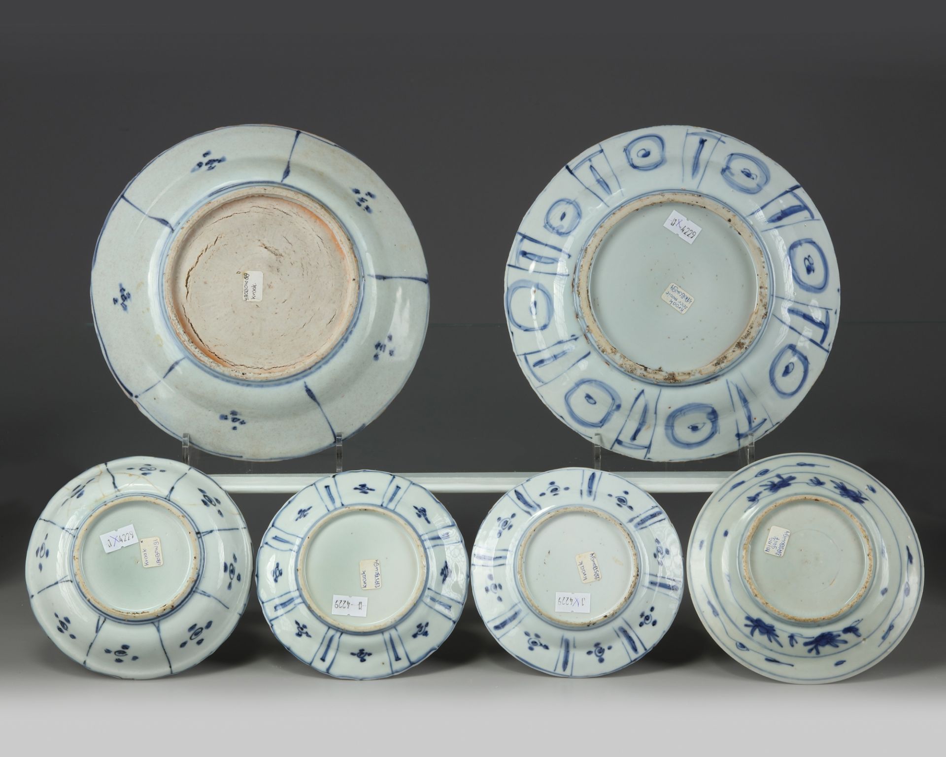 A group of six Chinese blue and white Kraak porcelain dishes - Bild 2 aus 2