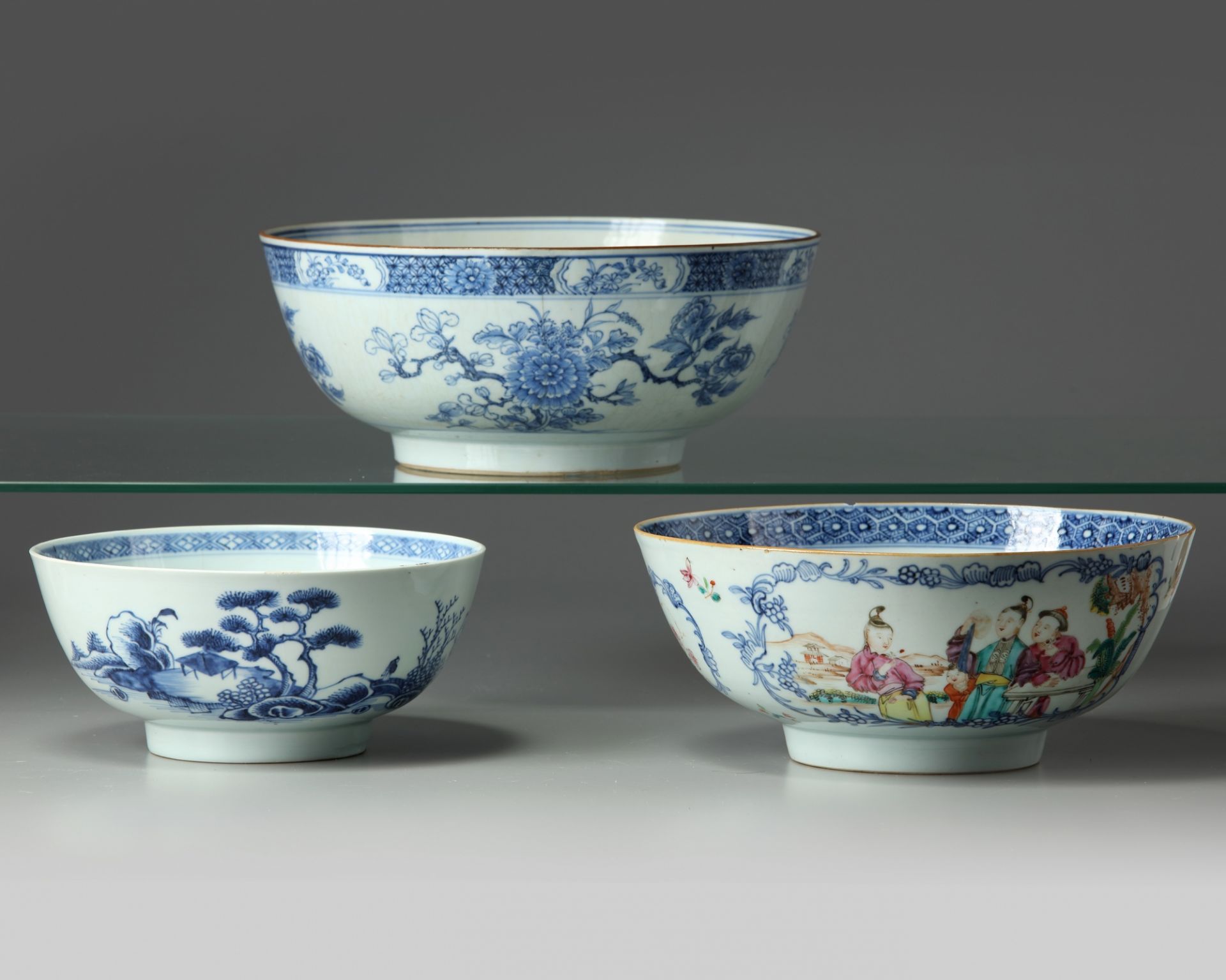 Two Chinese blue and white bowls and a famille rose bowl - Bild 3 aus 5