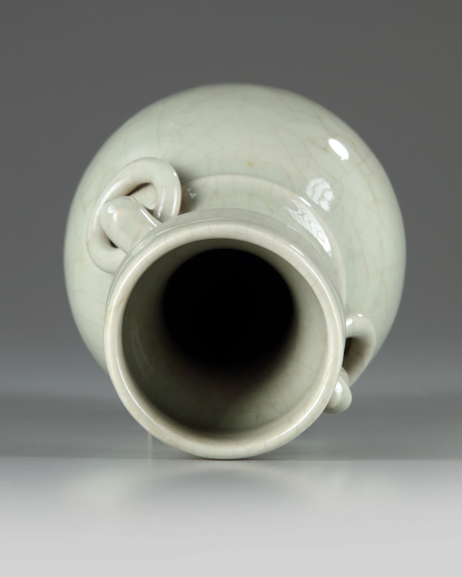 A Chinese celadon crackle-glazed vase - Bild 4 aus 5