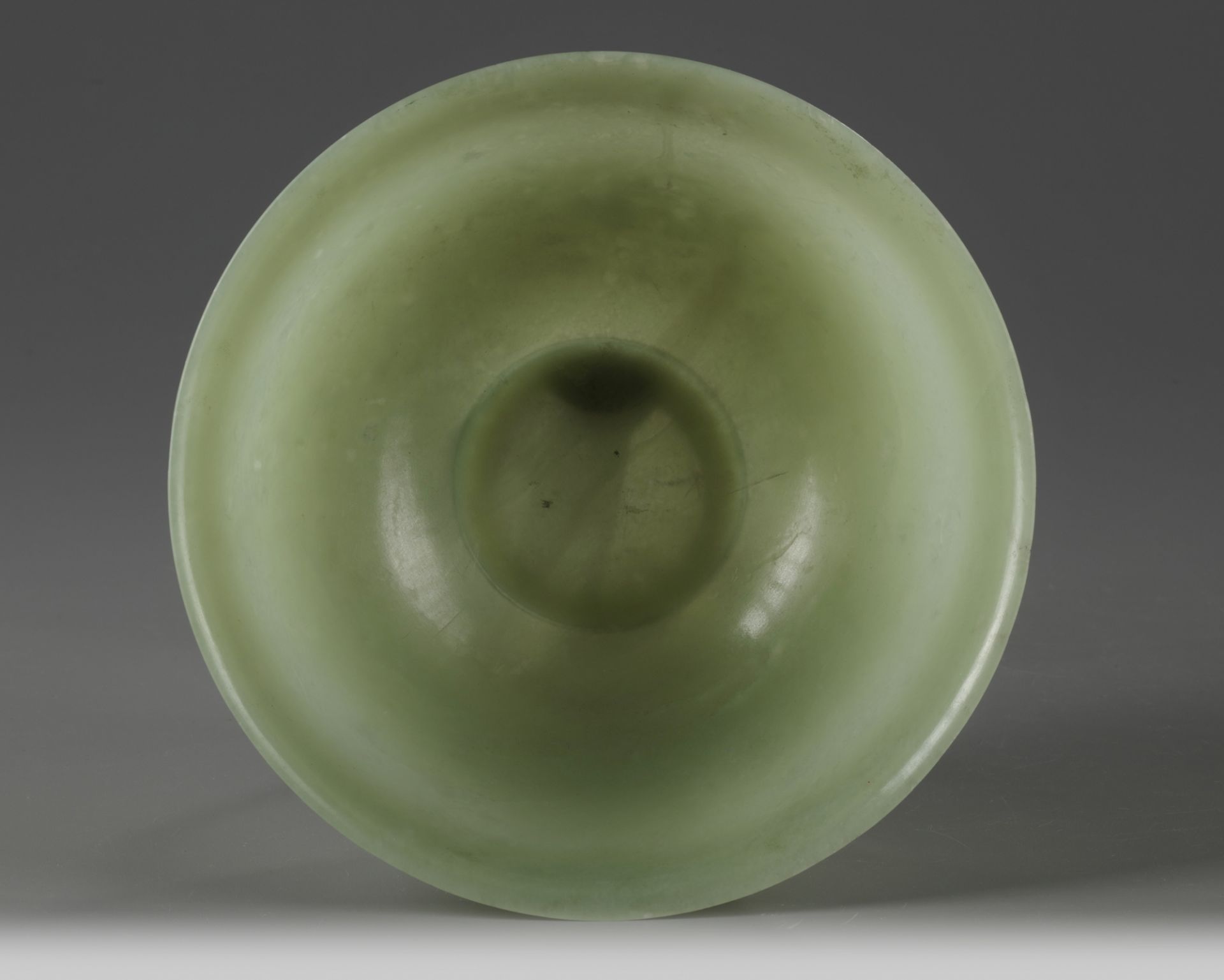 A Chinese green hardstone bowl - Bild 4 aus 5