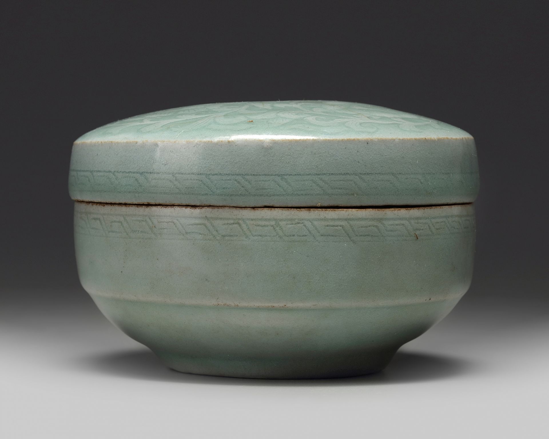 A Korean celadon-glazed ‘peonies’ round box and cover - Bild 3 aus 5