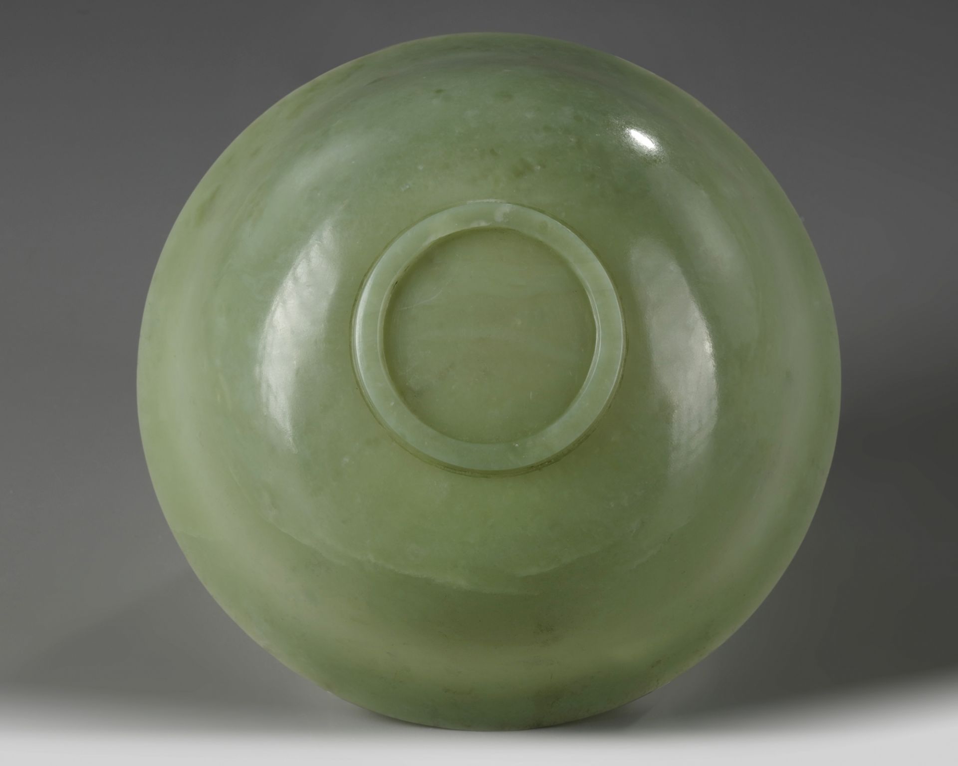 A Chinese green hardstone bowl - Bild 5 aus 5