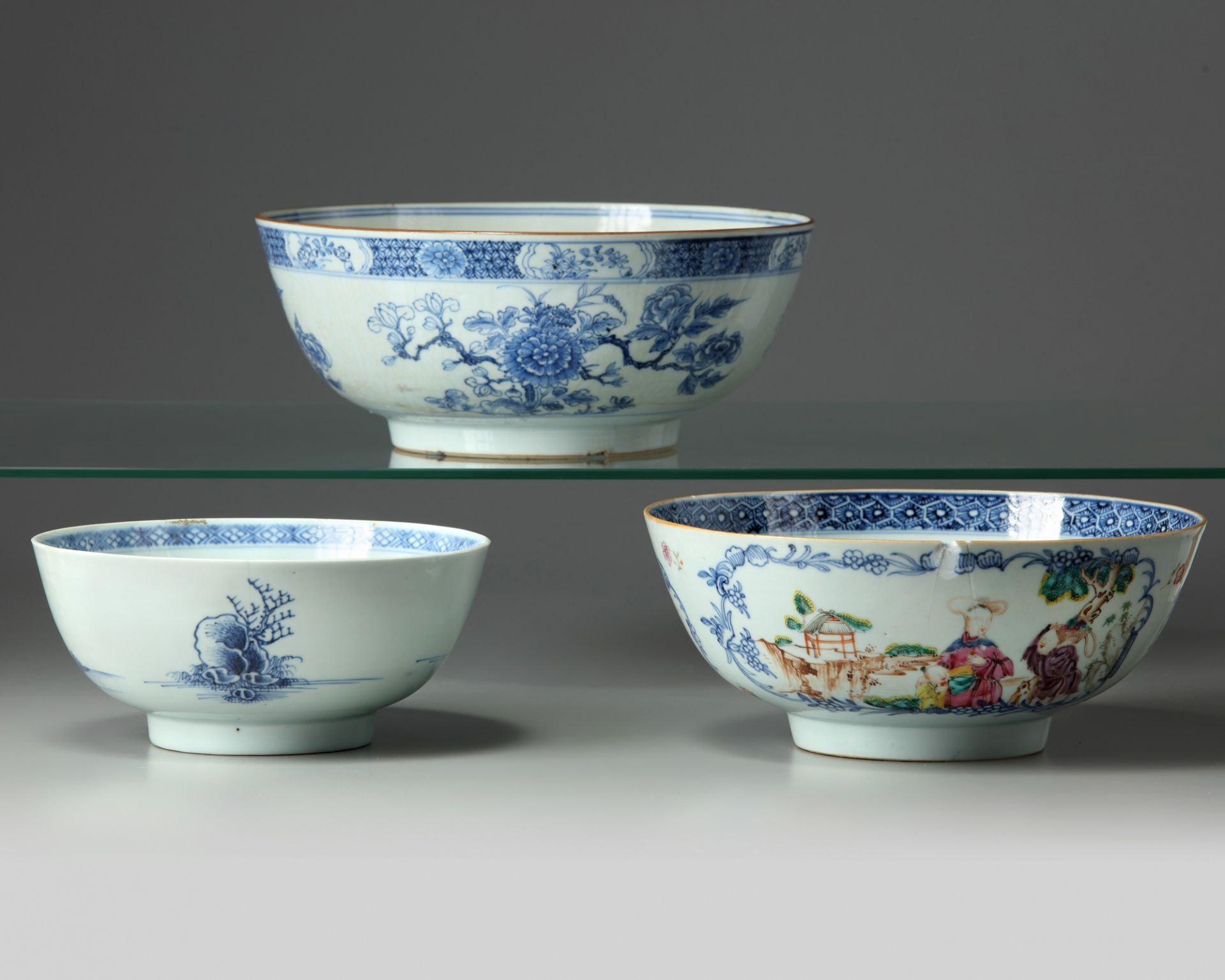 Two Chinese blue and white bowls and a famille rose bowl - Bild 2 aus 5