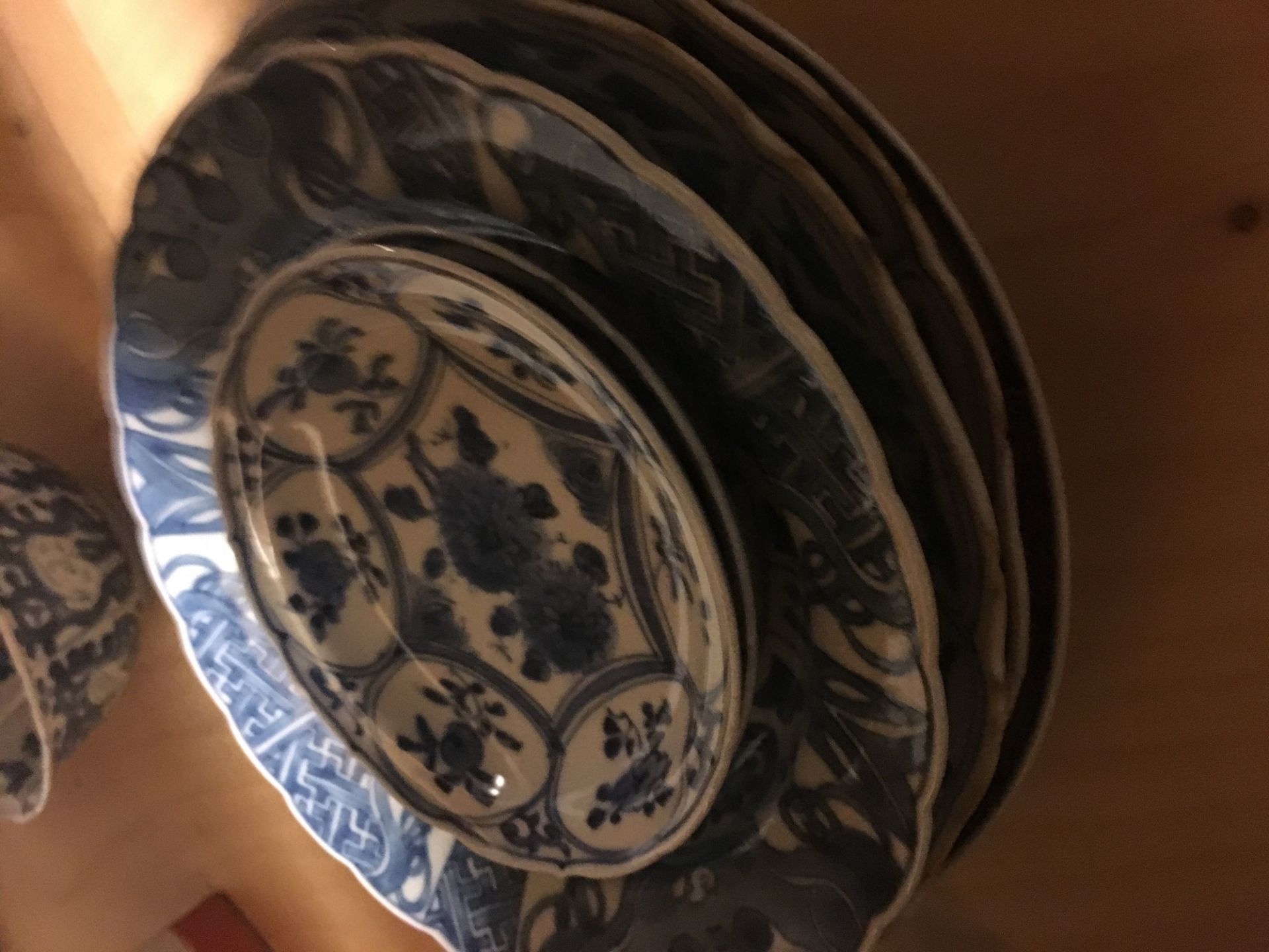 A group of six Chinese and Japanese blue and white dishes - Bild 3 aus 3