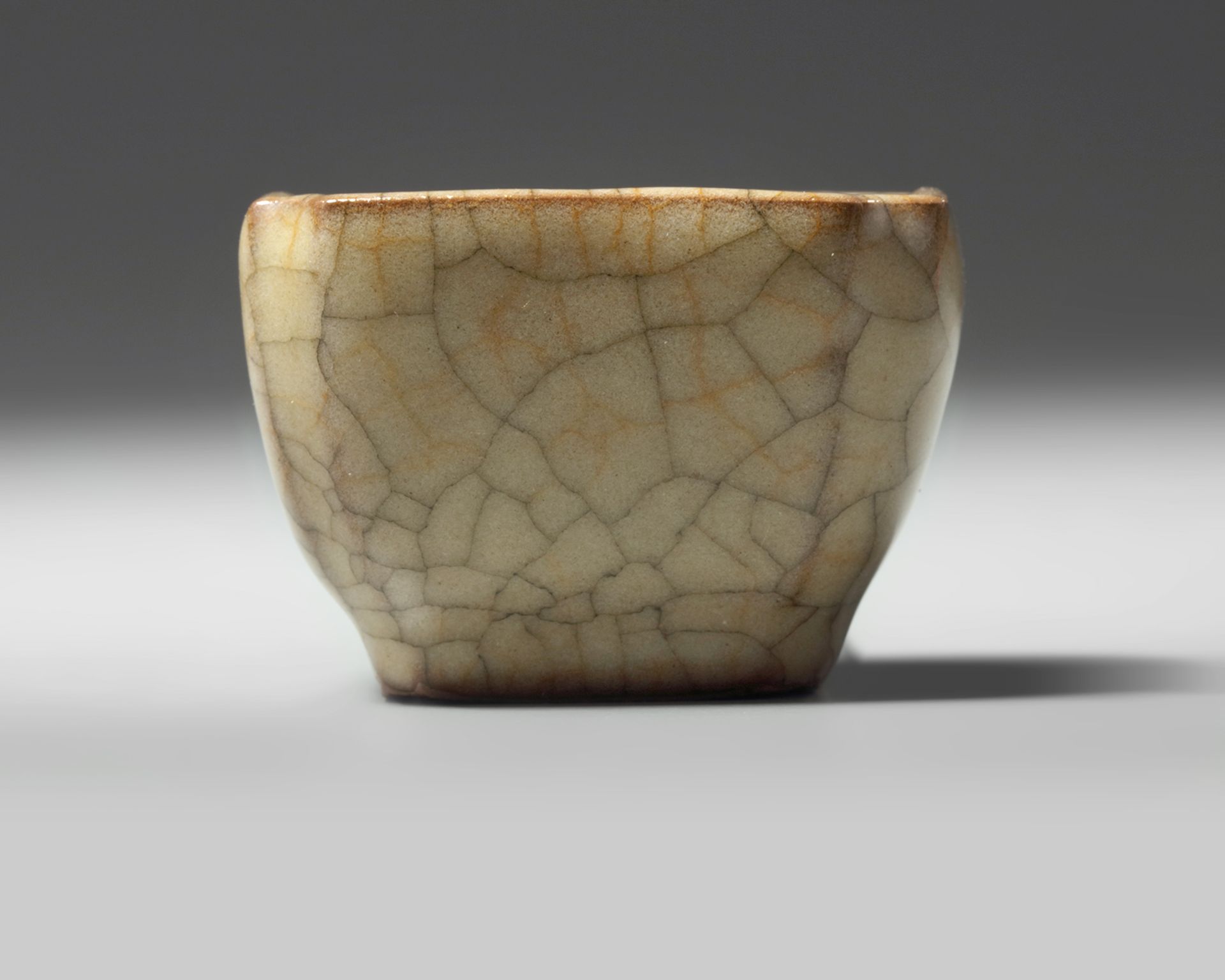 A Chinese crackle-glazed small square-section cup - Bild 4 aus 5