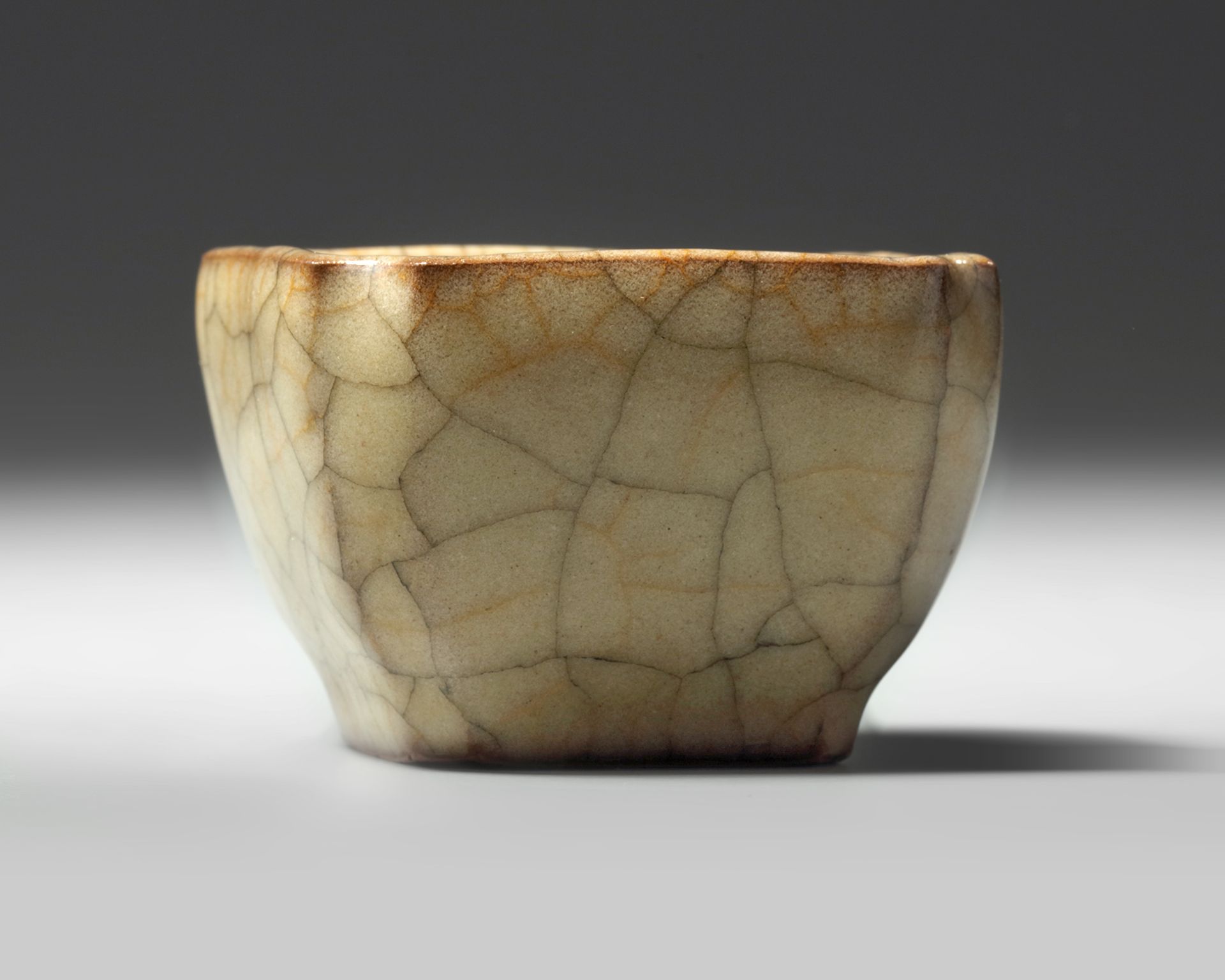 A Chinese crackle-glazed small square-section cup - Bild 2 aus 5