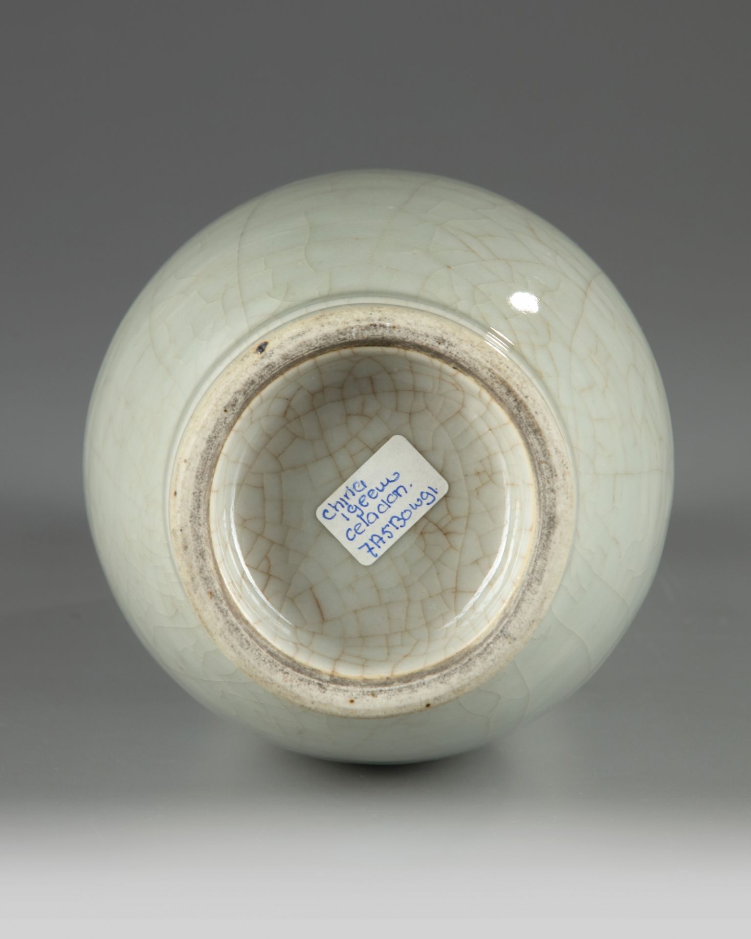 A Chinese celadon crackle-glazed vase - Bild 5 aus 5