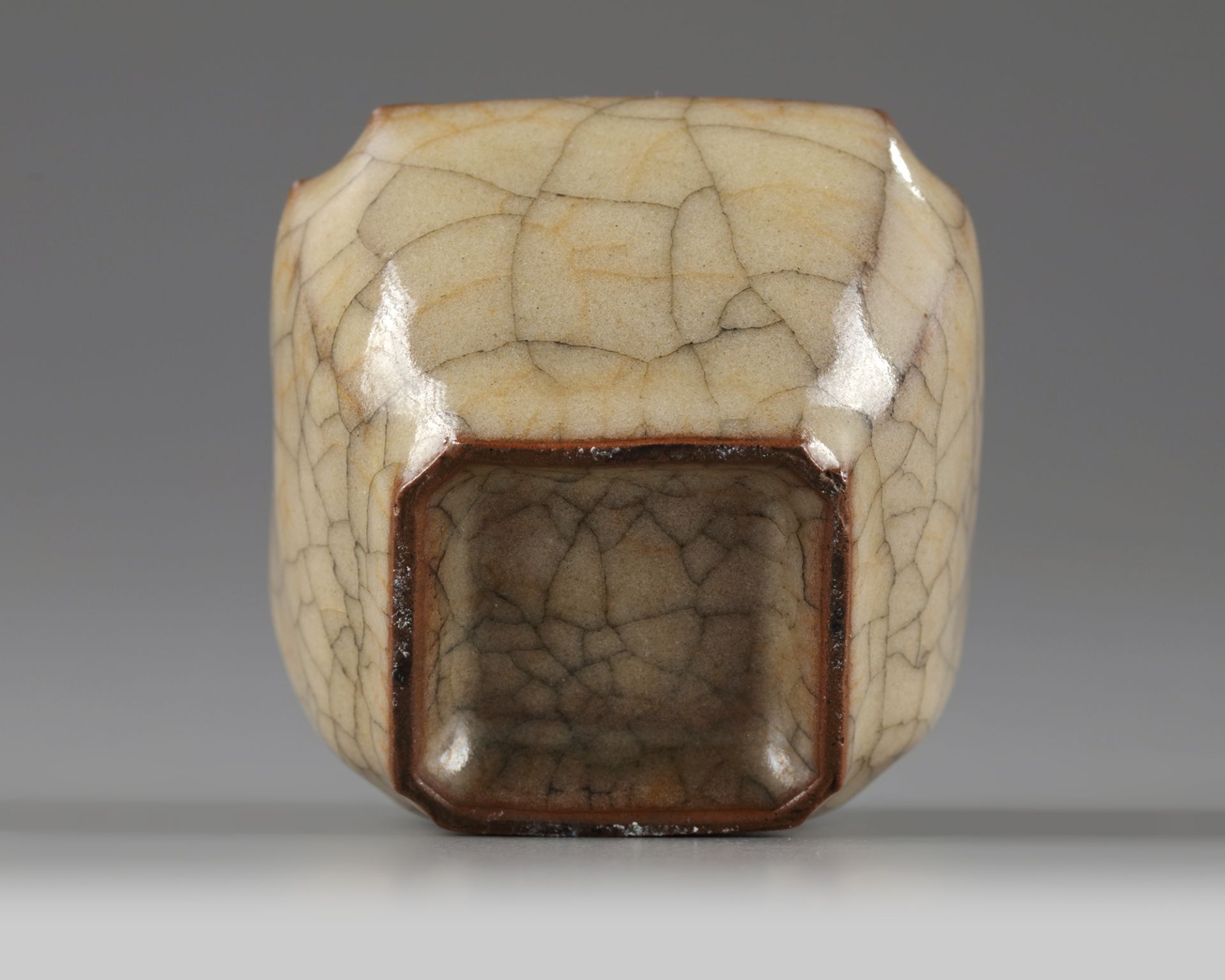 A Chinese crackle-glazed small square-section cup - Bild 3 aus 5
