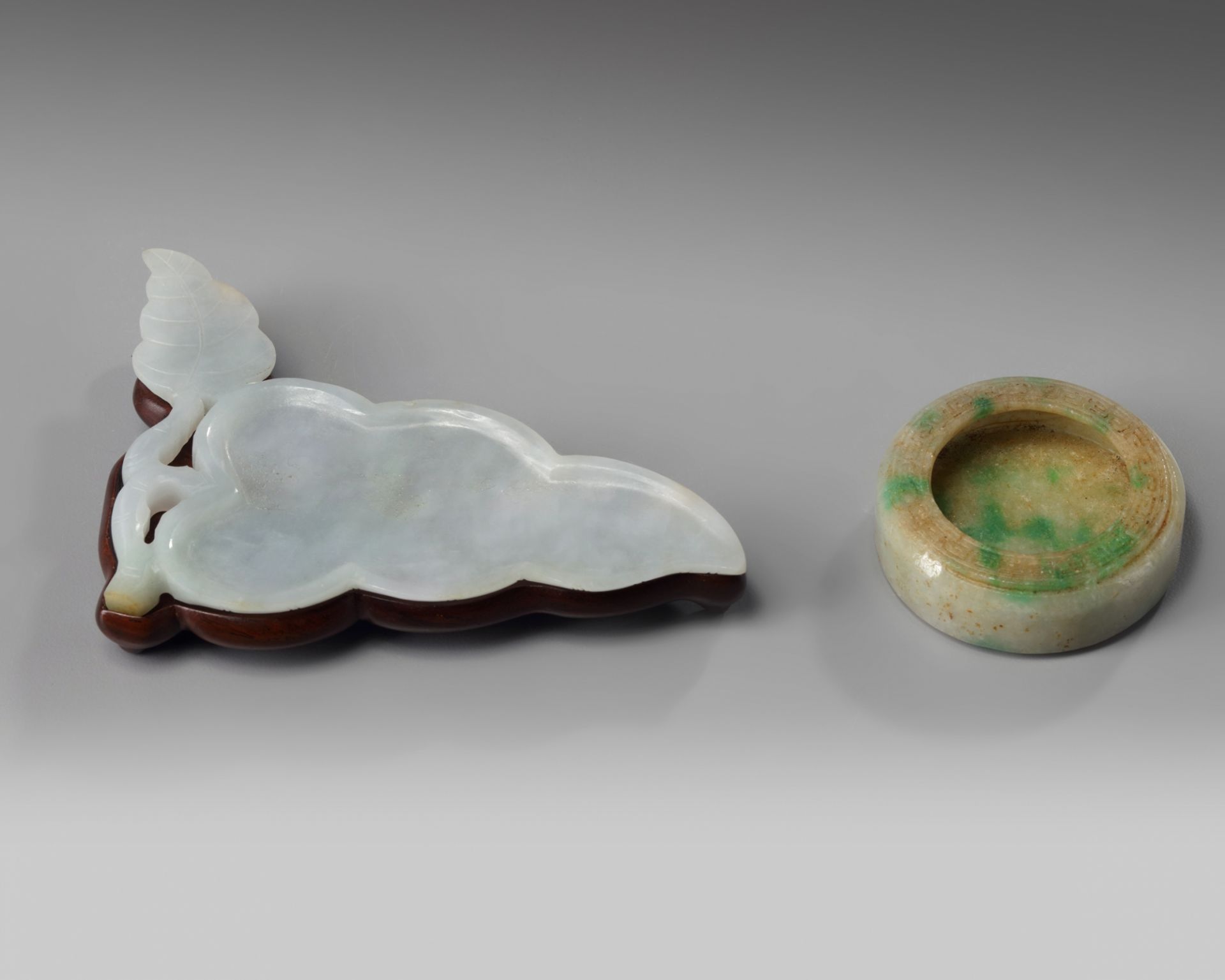 A Chinese pale jadeite leaf-form washer and a jadeite washer - Bild 2 aus 4