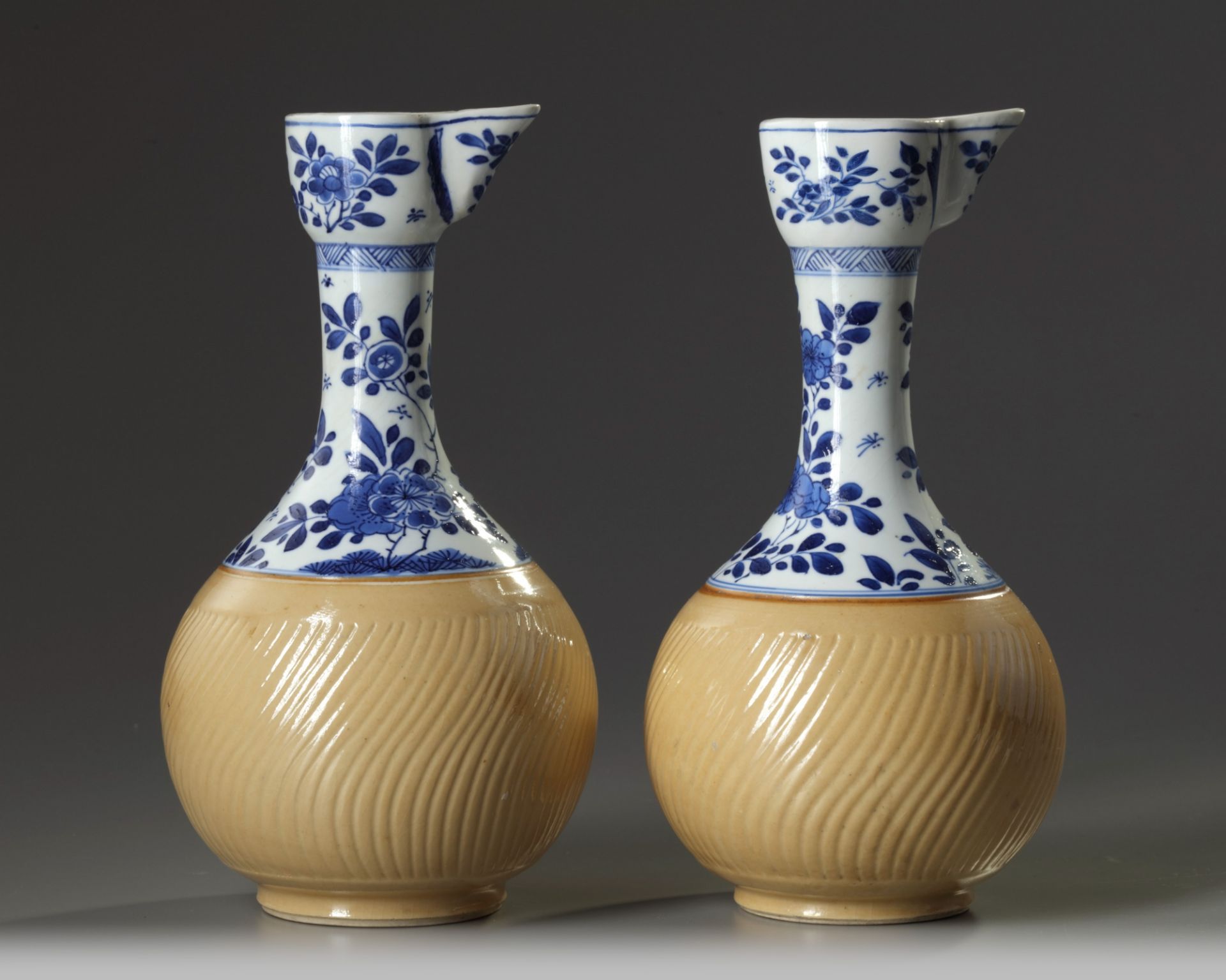 A pair of Chinese blue and white and cafe-au-lait glazed ewers - Bild 2 aus 4