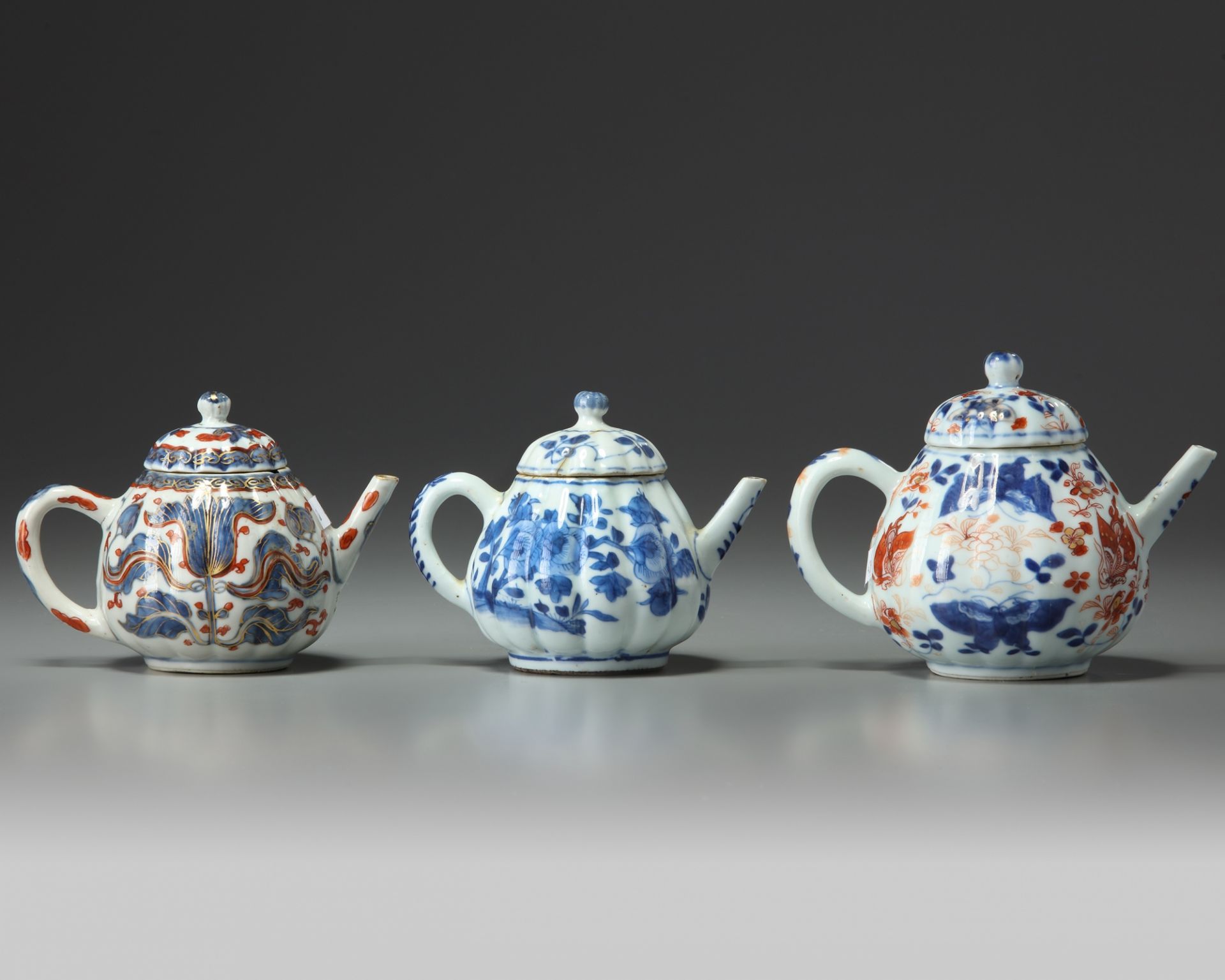 Three Chinese moulded teapots and covers - Bild 2 aus 4