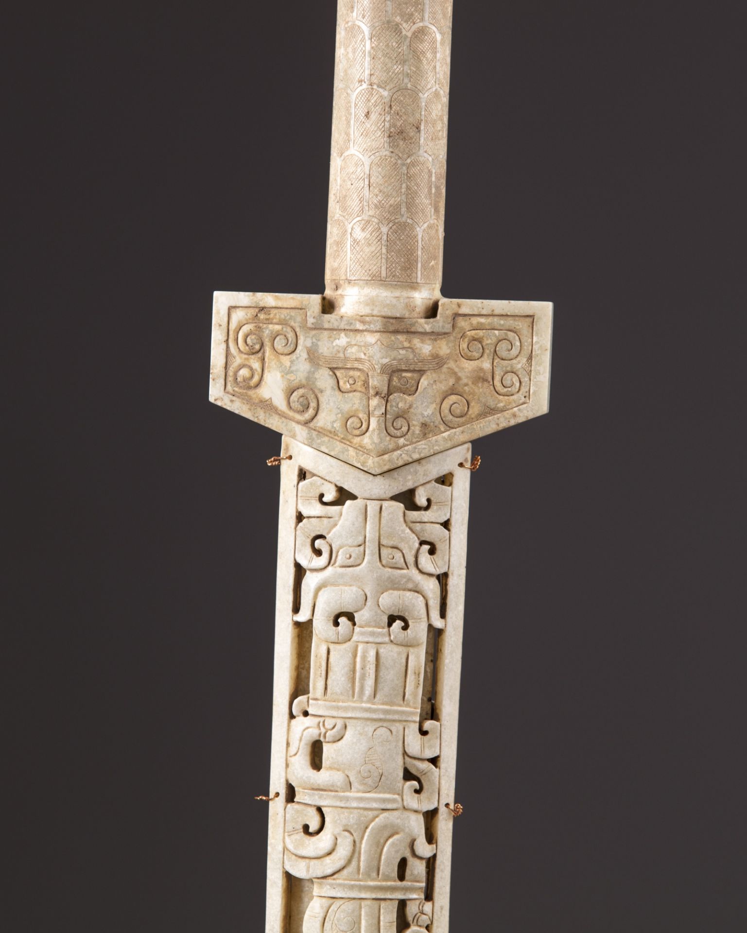 A Chinese jade and hardstone sword with an openwork scabbard - Bild 2 aus 3