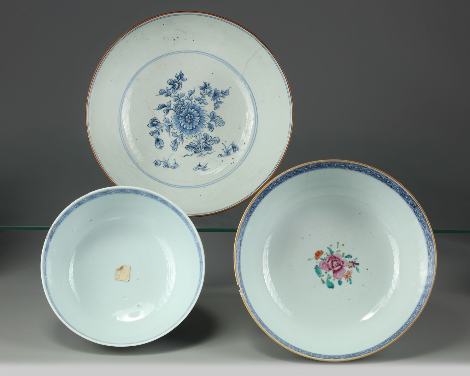 Two Chinese blue and white bowls and a famille rose bowl - Bild 4 aus 5