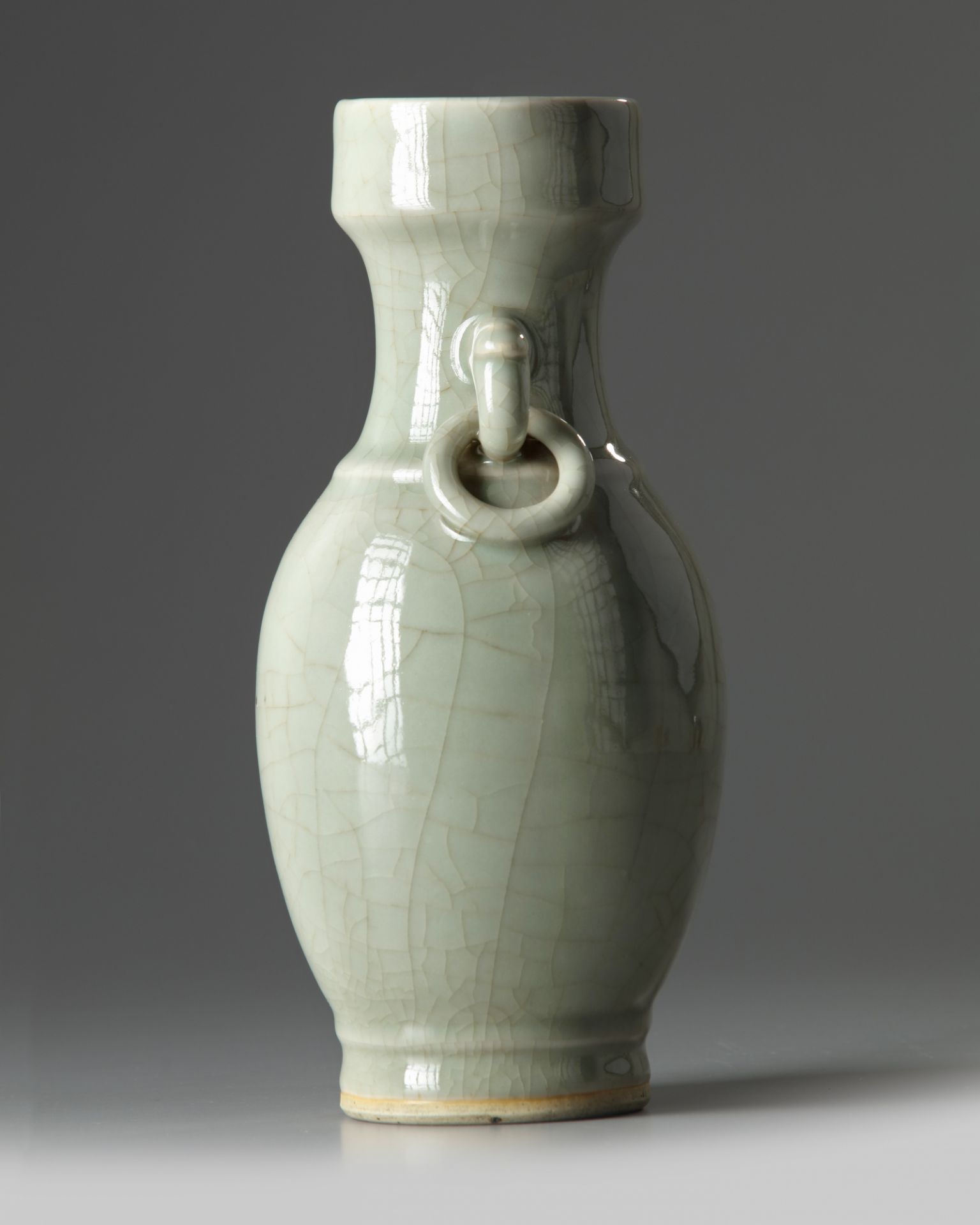 A Chinese celadon crackle-glazed vase - Bild 3 aus 5
